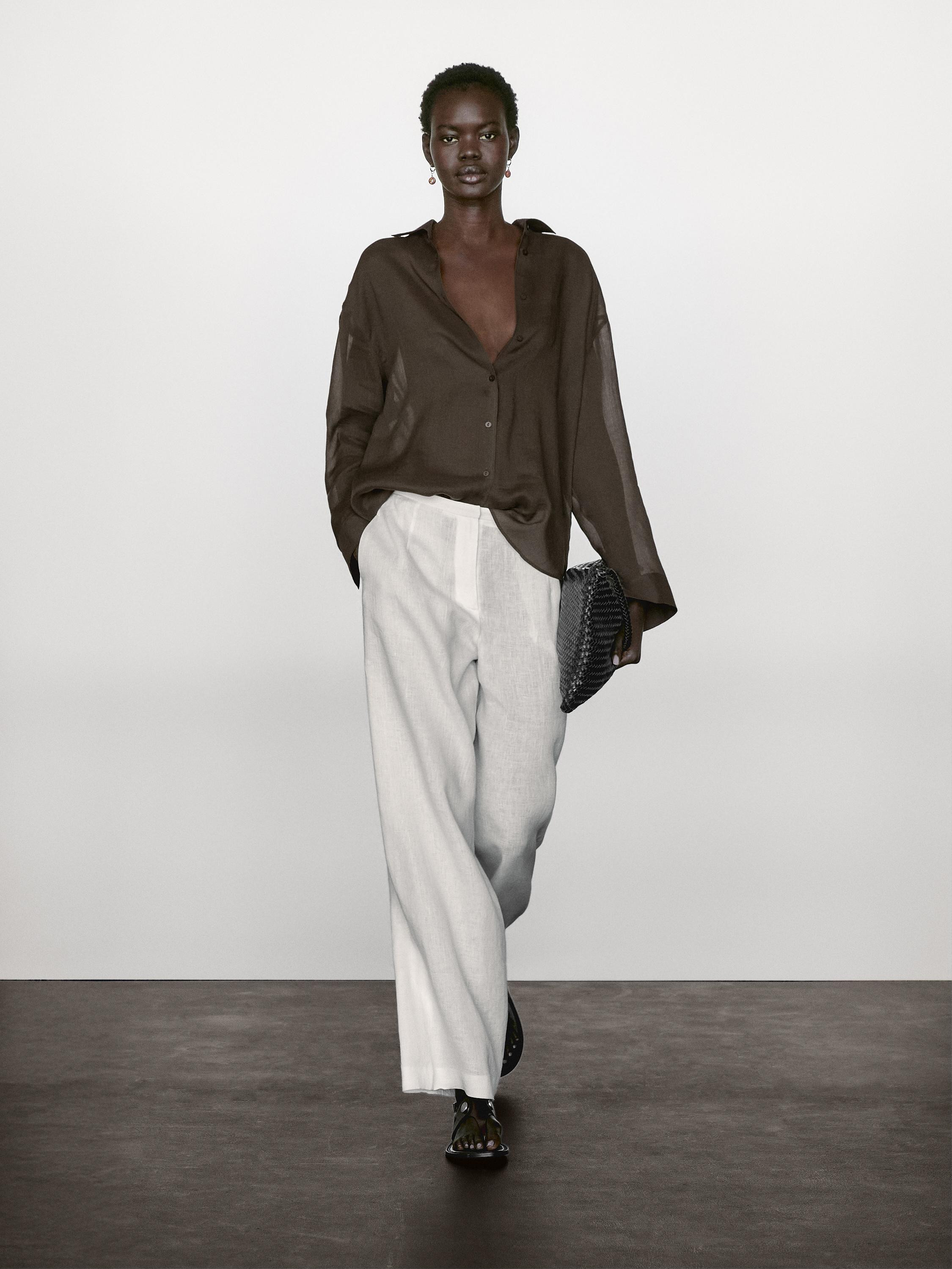 Fließendes Hemd. Lange Ärmel mit geknöpften Bündchen. Hemdkragen. Knopfverschluss an der Vord... | Massimo Dutti DE