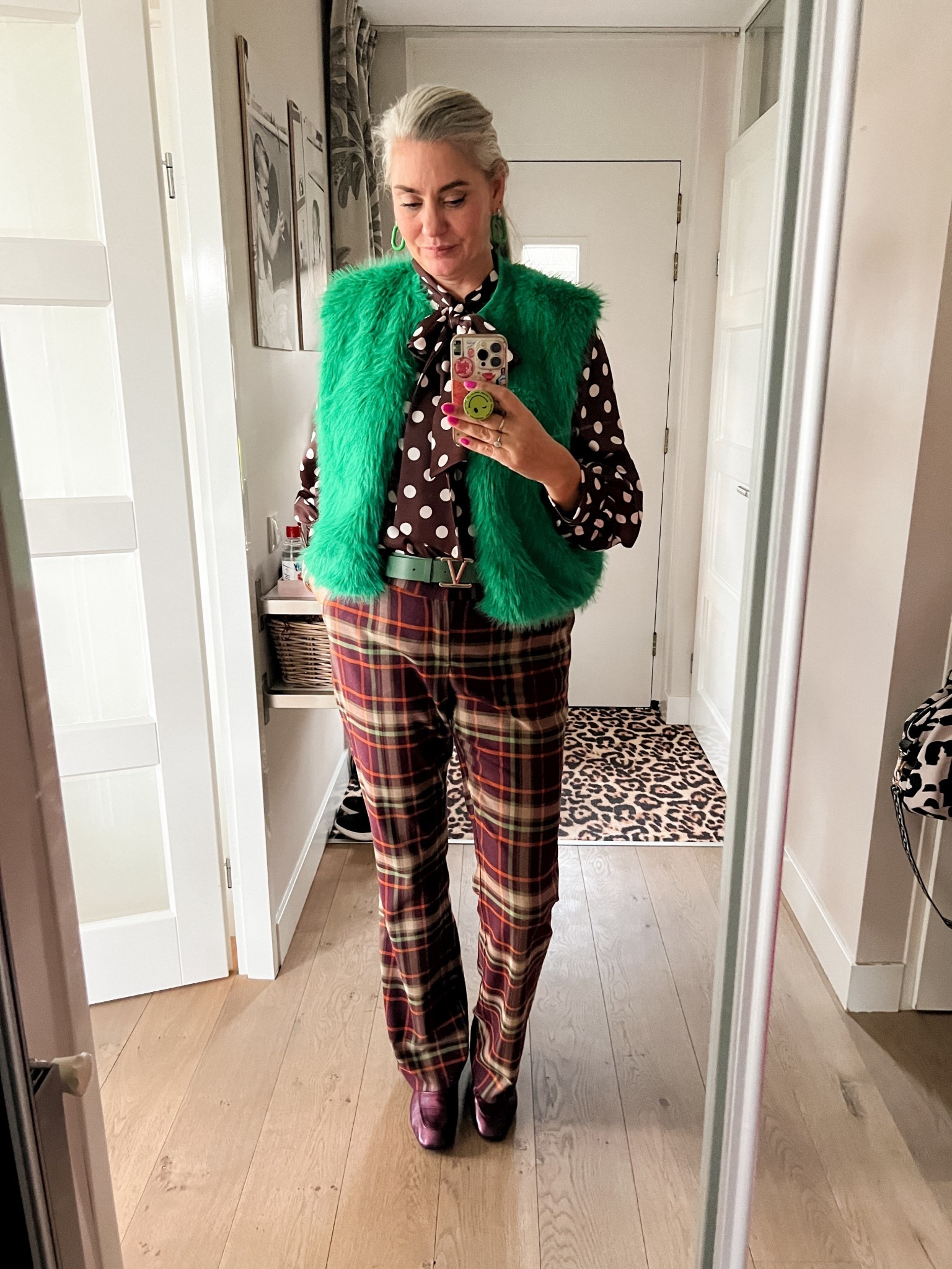 OOTD - Maandag. Bruine polkadot blouse (https://terstal-nl.mtpc.se/5908708), groen gilet van imitatiebont (Norah, maat 38/40) en geruite broek van Tessa Koops (maat 44), paars/burgundy loafers. 



#LTKeurope #LTKnederlands #LTKwinter