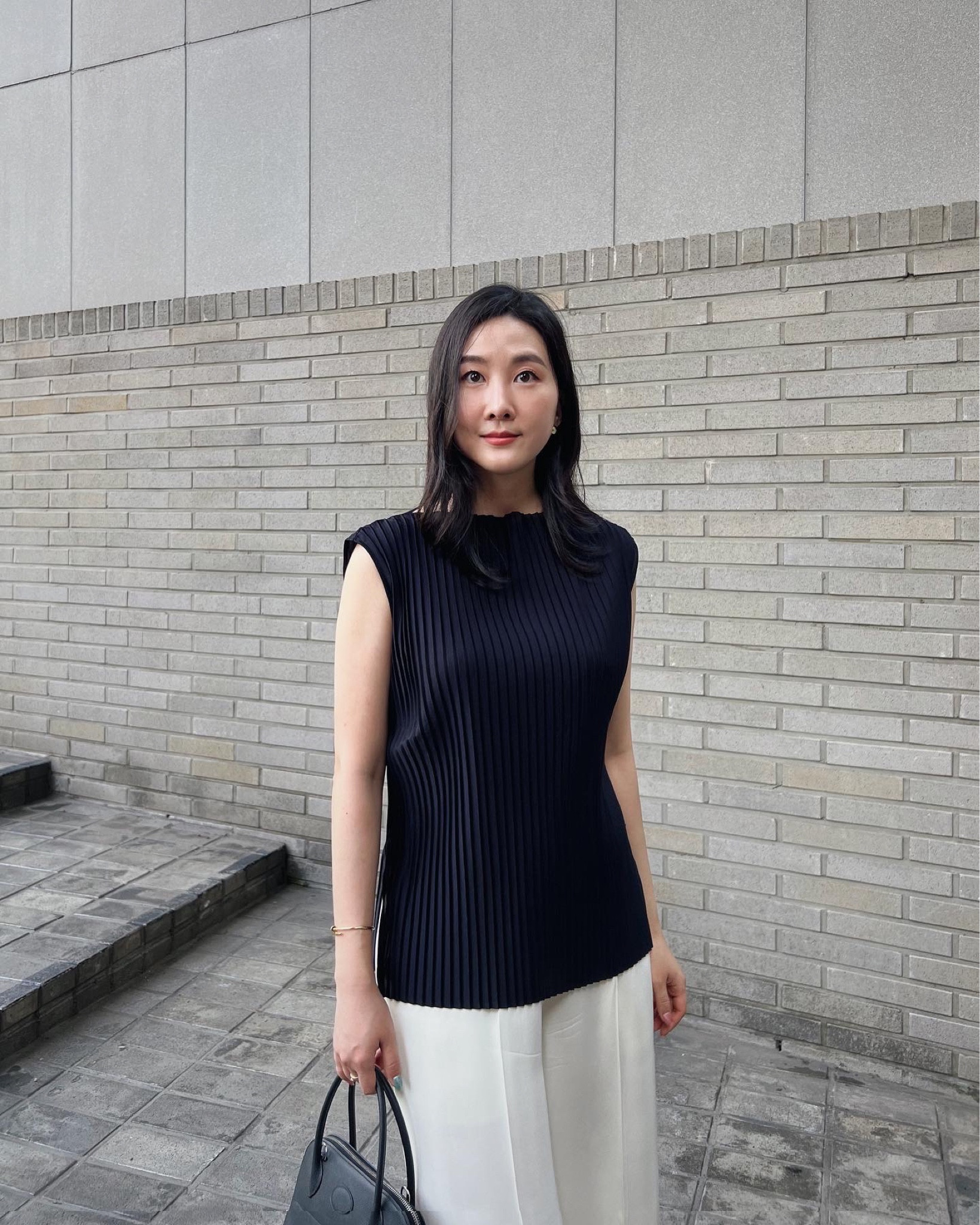 첫 플리츠는 코스에서!
그리고 가볍고 흐르는 실루엣이 고급스러워서 간절기에 자주 입게 될 것 같아요! 

셋업으로 팬츠, 같은 원단으로 원피스도 코스에서 구매하실 수 있답니다.

착용 사이즈는 S인데 55분들에겐 여유있어요. 66사이즈 분들께 추천.

@cosstores_kr
@cosstores #cosbyyou

#LTKstyletip #LTKAsia #LTKworkwear