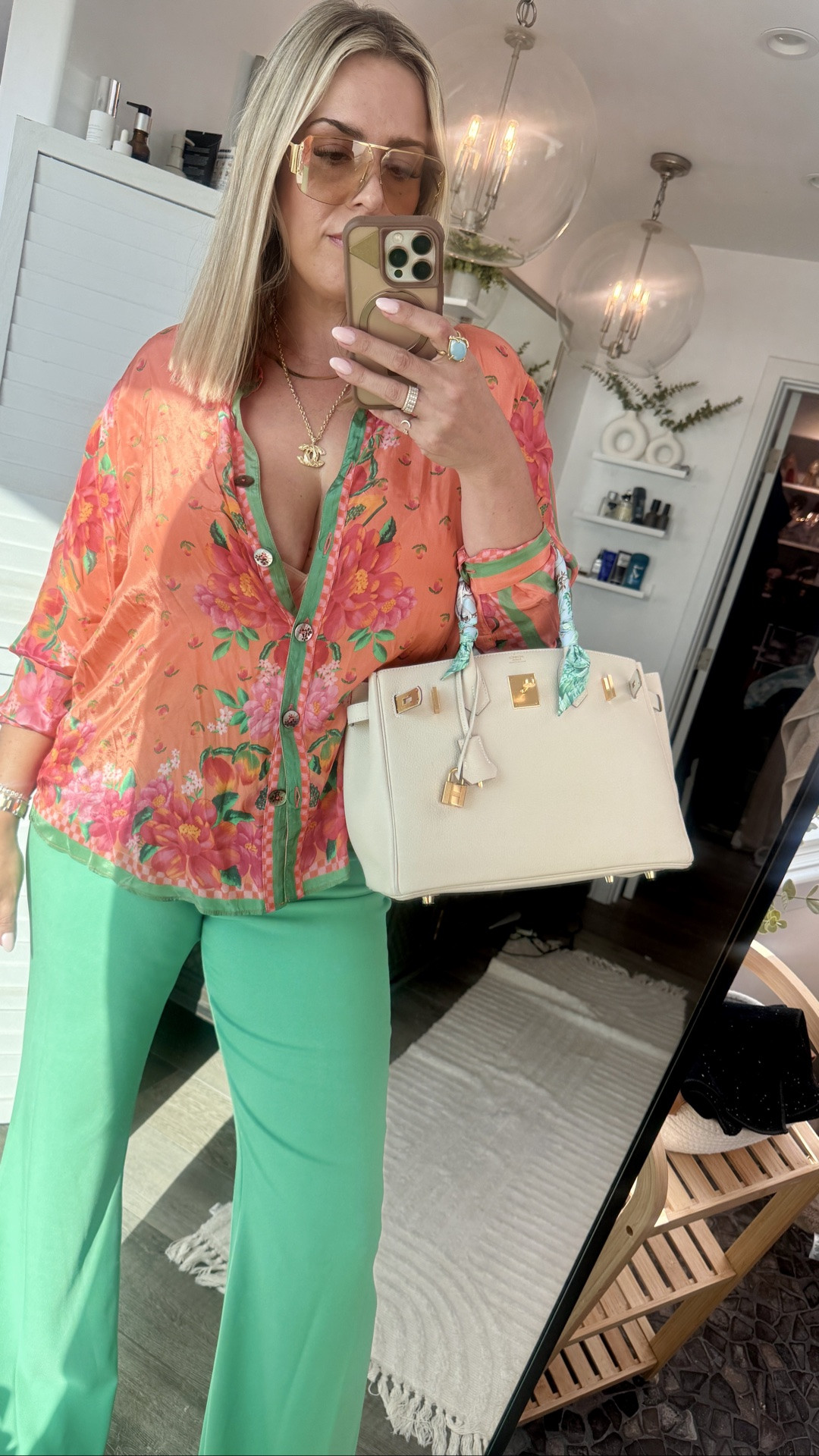 Green pants are @aliceandolivia and are to diiiie💚💚💚

Top is @farmrio but sadly sold out, linked exact top just in case you can find it somewhere 🤞🏼🤞🏼

Shoes are vintage Gucci but linked similar styles 🤎💛