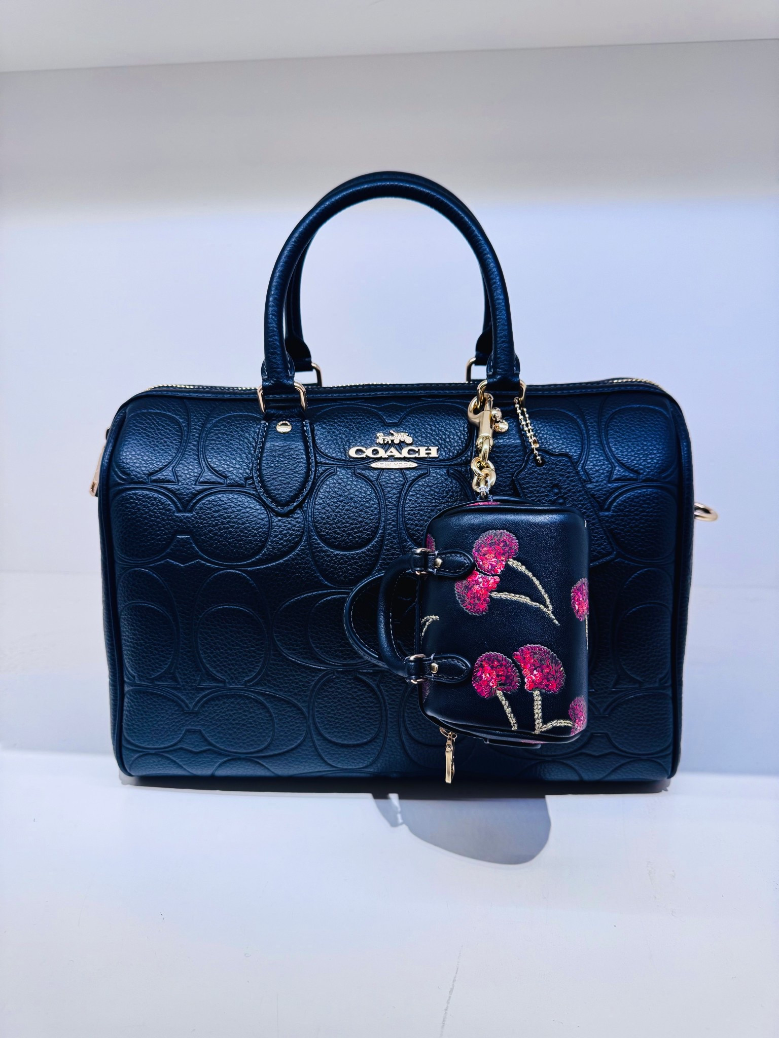 No caption needed just bask in the it’s gorgeousness 🤭🤩

#LTKbag #LTKstyletip