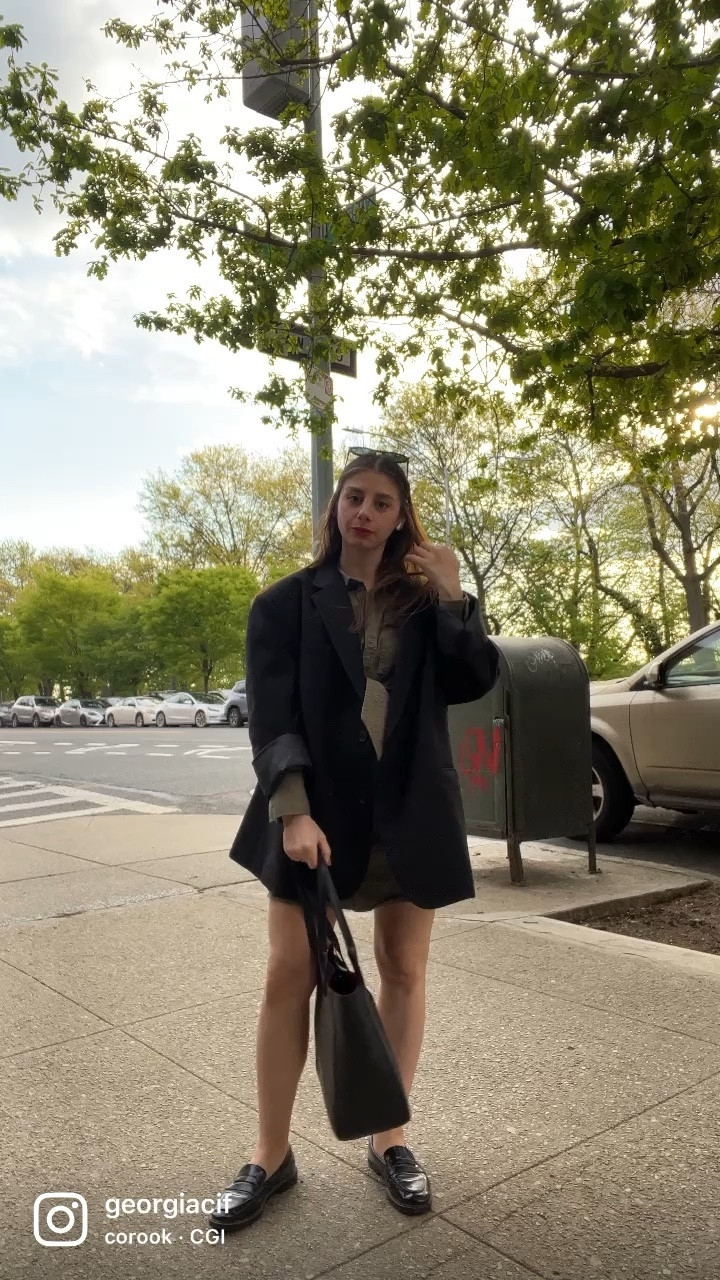 Blazer blazer look with a green shirt dress and black loafers and a black tote bag. combination, the Frankie shop blazer 

#LTKworkwear #LTKSeasonal #LTKstyletip