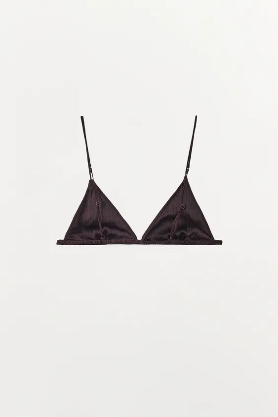 V-neck bra with adjustable thin straps. Textured fabric detail. Metal hook fastening at the back. | Zara DE