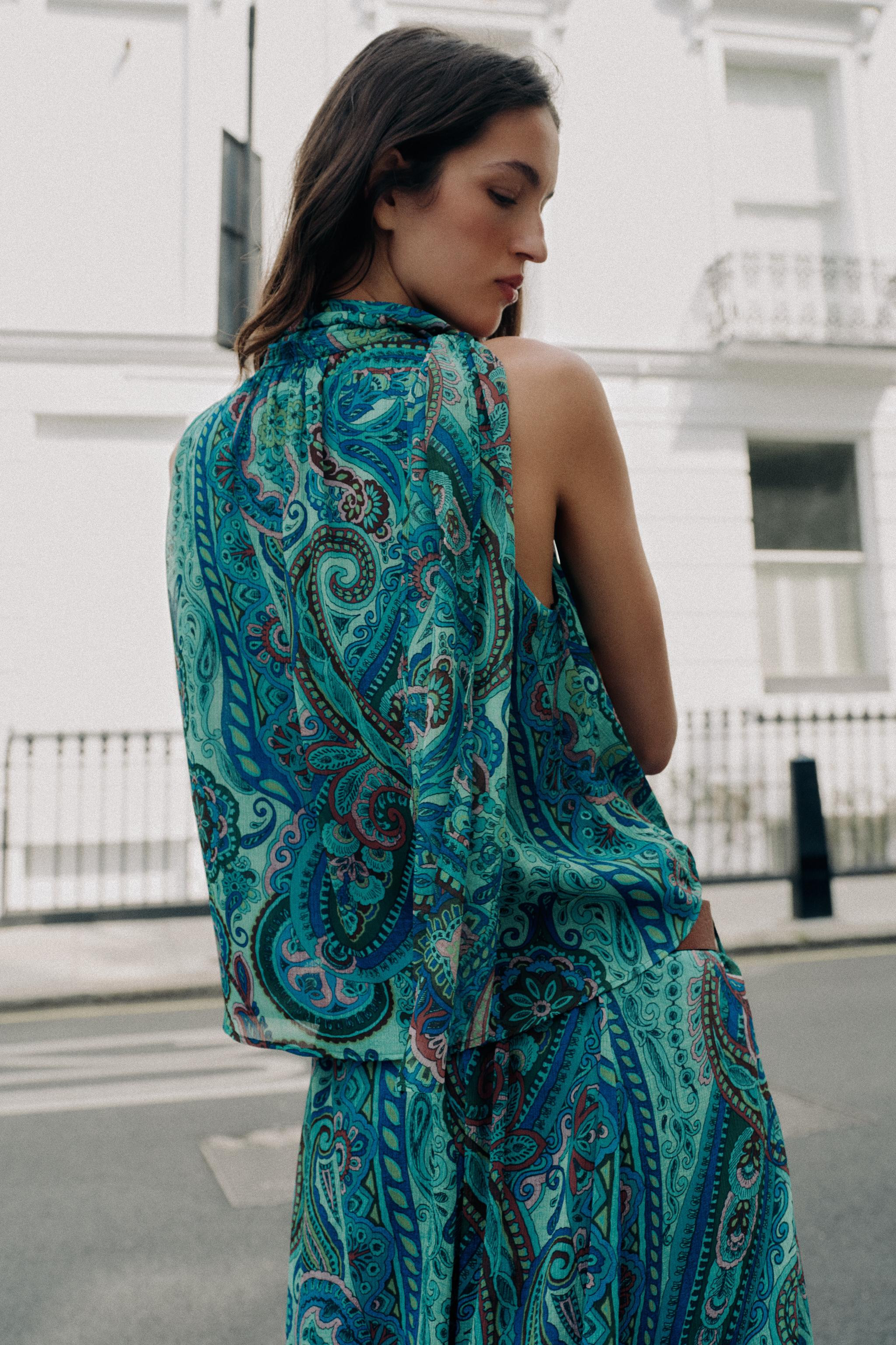 Tie-neck top featuring a V-neck and sleeveless cut. Surplice front and elasticized hem. Lined. | Zara US