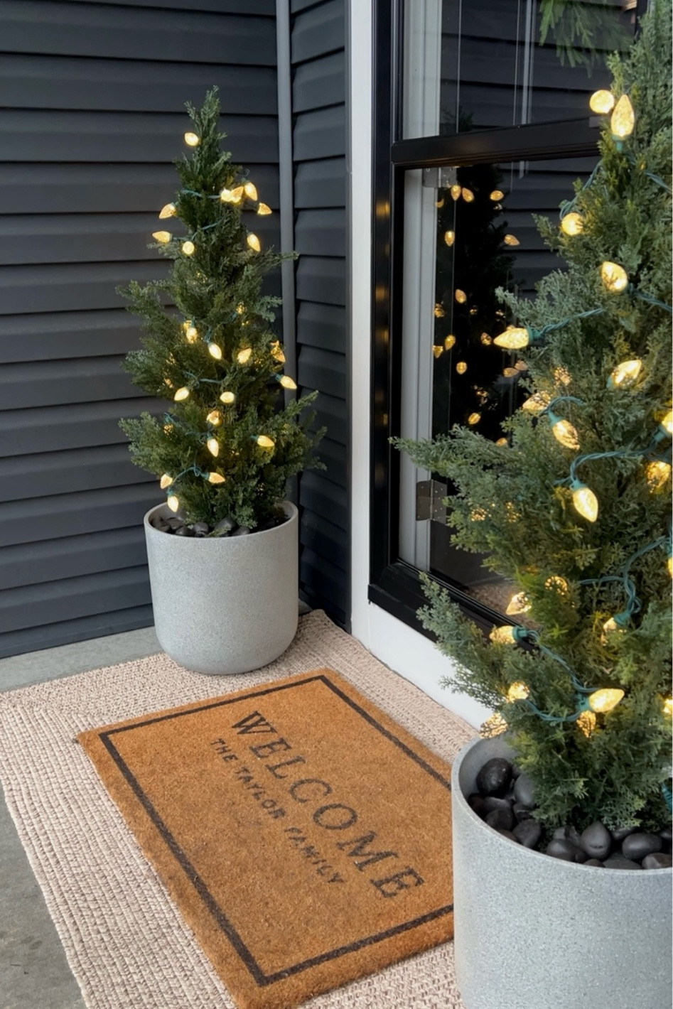Outdoor Christmas lights /
Winter porch 