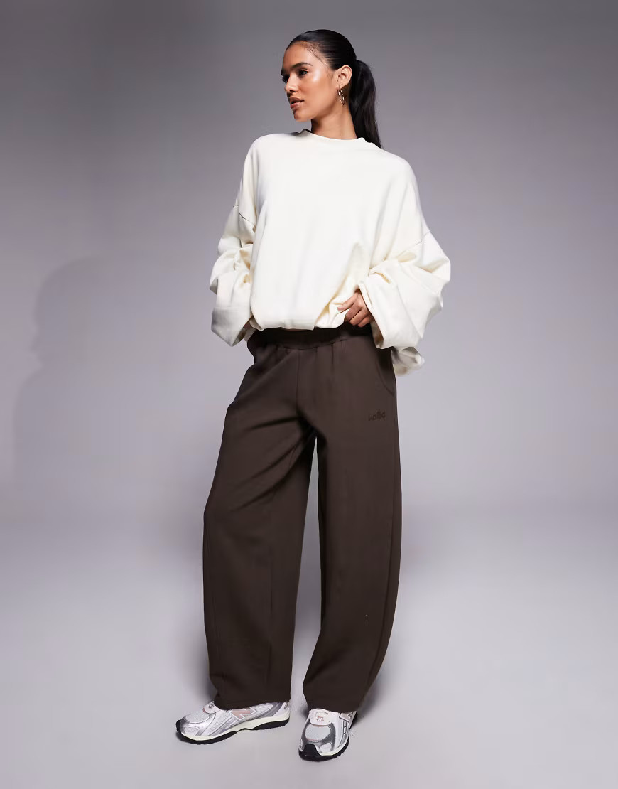 Kaiia – Exclusive – Barrel-Jogginghose in Schokobraun mit Ziernaht und hohem Baumwollanteil-Brown | ASOS (Global)