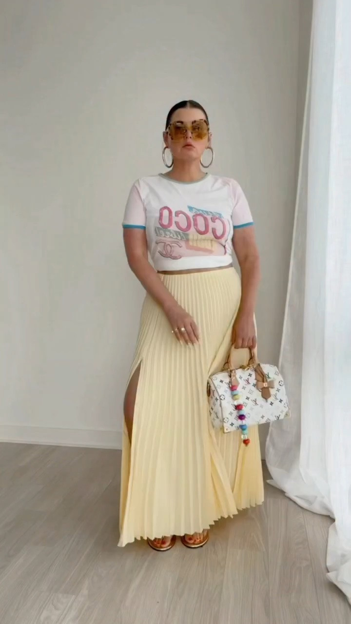 2 Casual ways to style a maxi skirt 💛 LIKE & Comment YELLOW on this post & check your DM for outfit info 🤗 & don’t forget to follow ya girl 😉

Shop everything here ➡️ https://liketk.it/6e9eW

or Tap my bio > find this post on the grid