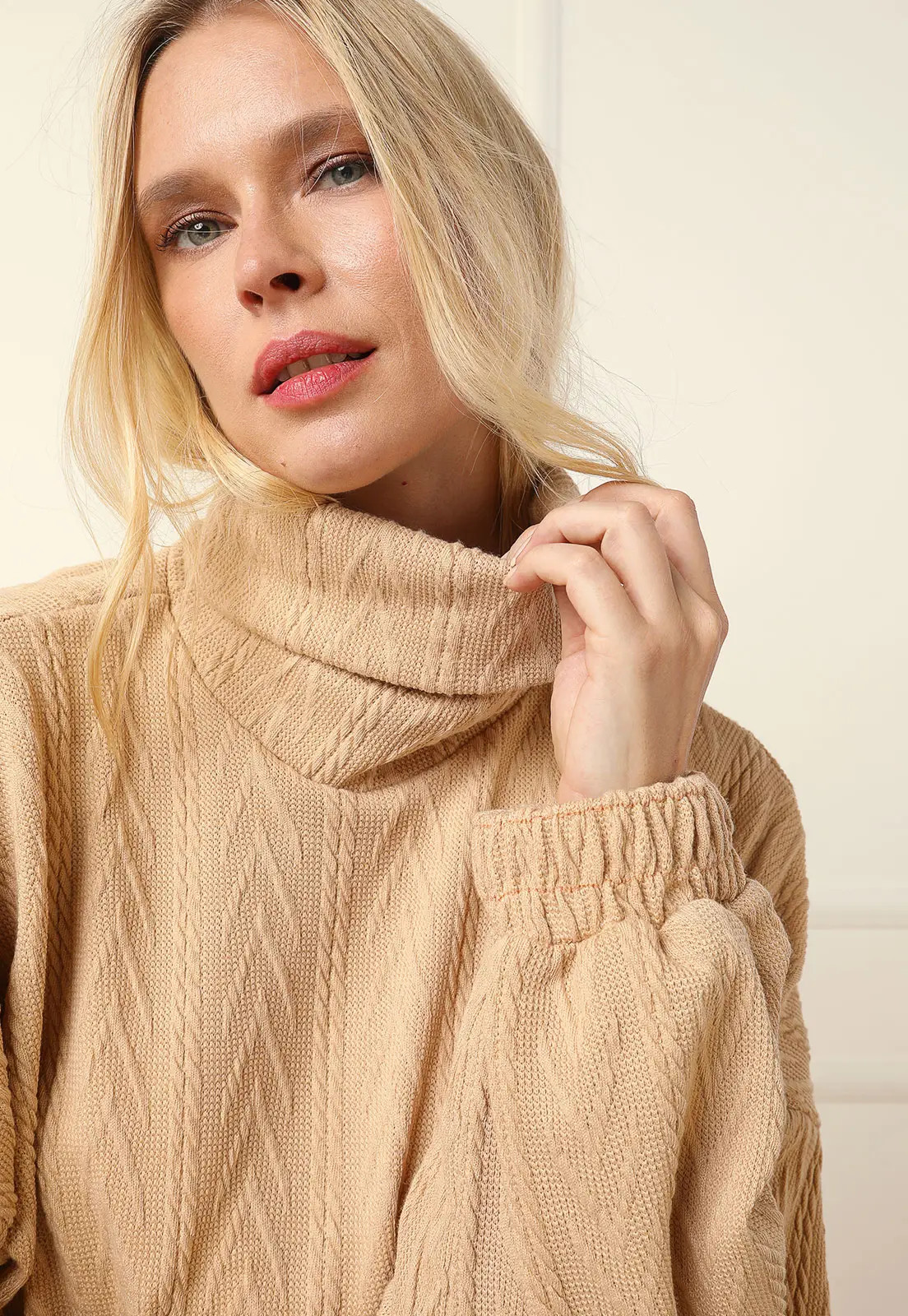 Suéter Tricot Morena Rosa Gola Rolê Bege | Dafiti (BR)