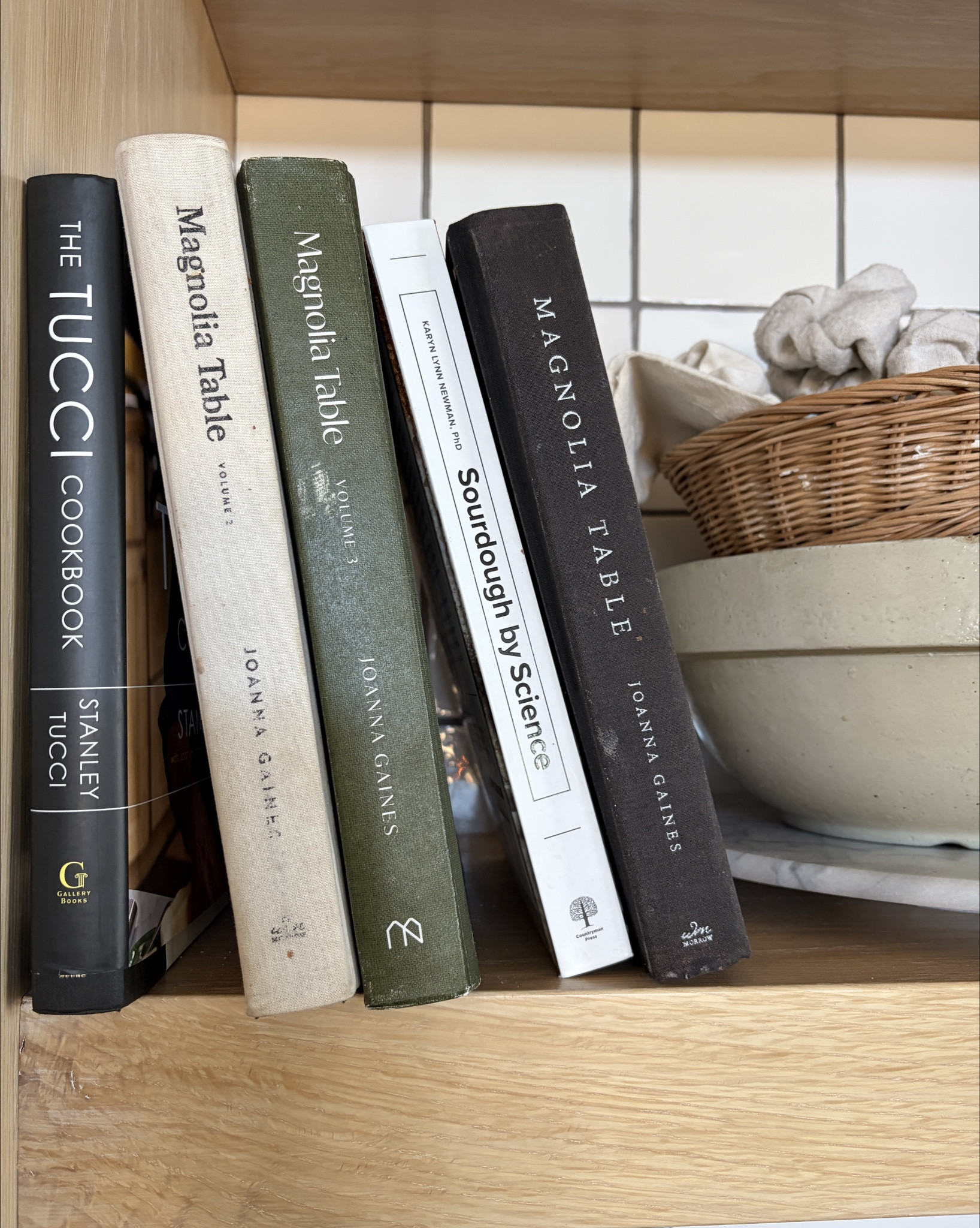 A few wellness inspired things that got me through the first full week of post-holiday reset:

1.) Home cooked recipes from my favorite cookbooks
2.) Home gym reset including FINALLY getting an affordable weight rack for our dumbbells and delivery of our Peloton Tread+ (LOVING it!).
3.) Developing more intentional mealtime rituals with a pretty linen tablecloth, fresh  🍋 for my hot water habit, and new restaurant-style entree plates that make my meals feel fancier. Oh, and my rice cooker- it makes the PERFECT steel cut oatmeal. Yum!

#newyearsresolutions #kitchen #diningroom #healthyeating



#LTKHome #LTKdayinmylife #LTKfitnessgoals