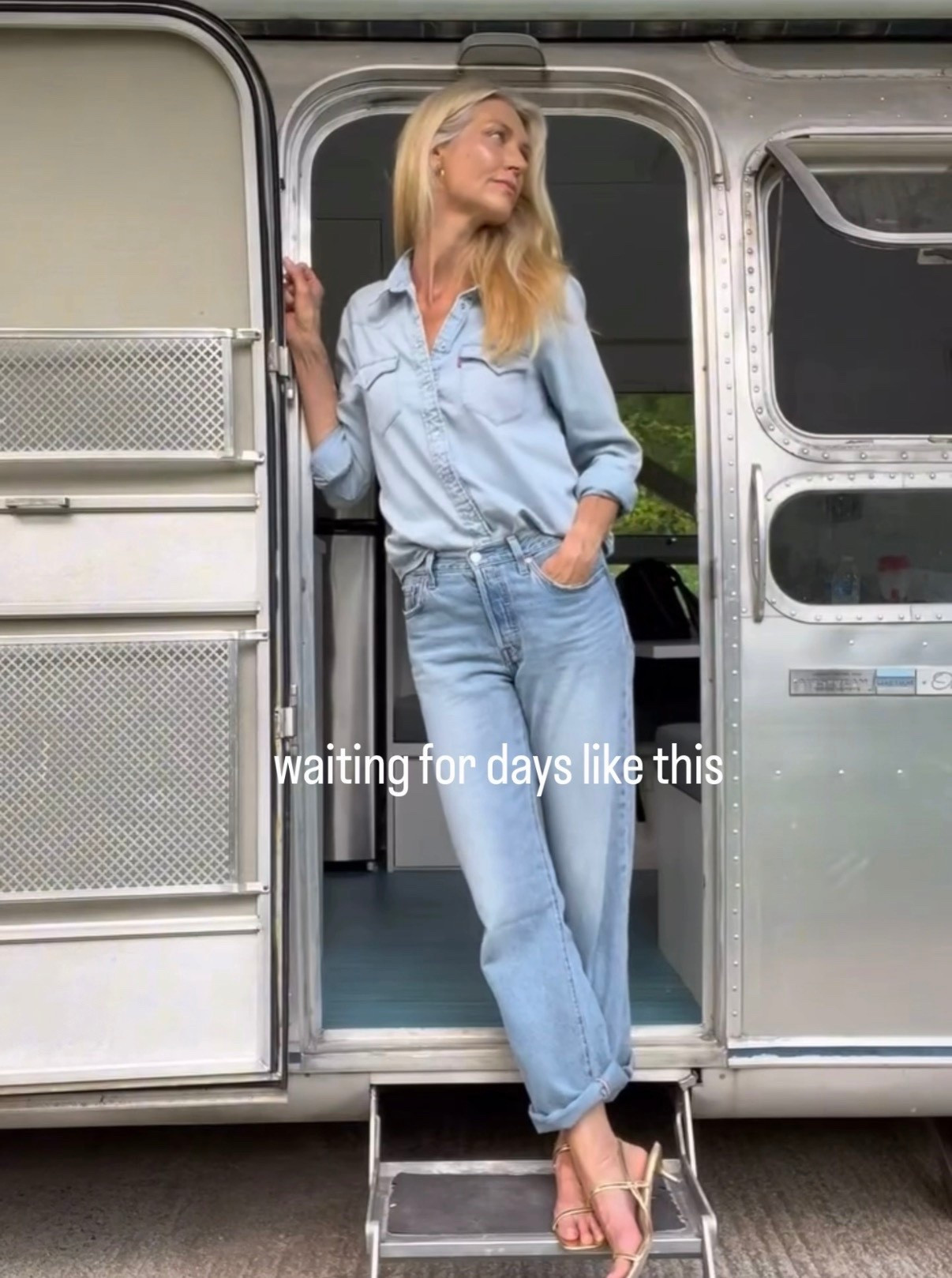 Can’t wait for easy days, starry nights 🩵 wearing Levi’s all summer ☀️🌵