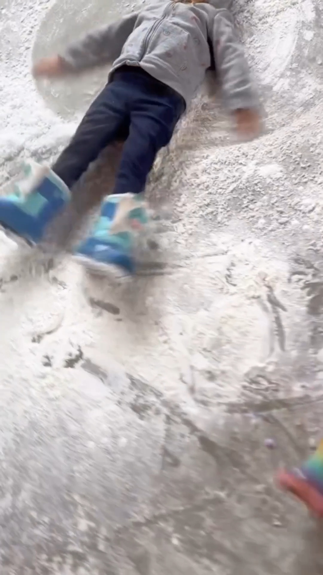 Would you dare do this on your patio?
Because we did… and yes, it required a LOT of sweeping 😅

But this might be the warmest snow day your kids will ever have. Cornstarch everywhere, kids jumping, dancing, making snow angels, and kicking up clouds like it actually snowed. Zero cold hands. All fun.

Creative Spirit Learning Center has the perfect patio for this kind of full-send messy play, and once it started, the kids were all in — moving their bodies, creating their own games, and turning “snow” into whatever they imagined.

This kind of play matters. It builds body awareness, balance, coordination, and gives sensory input that helps kids regulate while they move and explore freely.

How to try it: take it outside, sprinkle a thick layer of cornstarch, give them space, and let them lead. Expect mess. Expect joy.

#warmwinters #sensoryplay #messyplay #playbasedlearning #snowangel #winterplay #doyouwanttobuildasnowman

#LTKKids #LTKHoliday