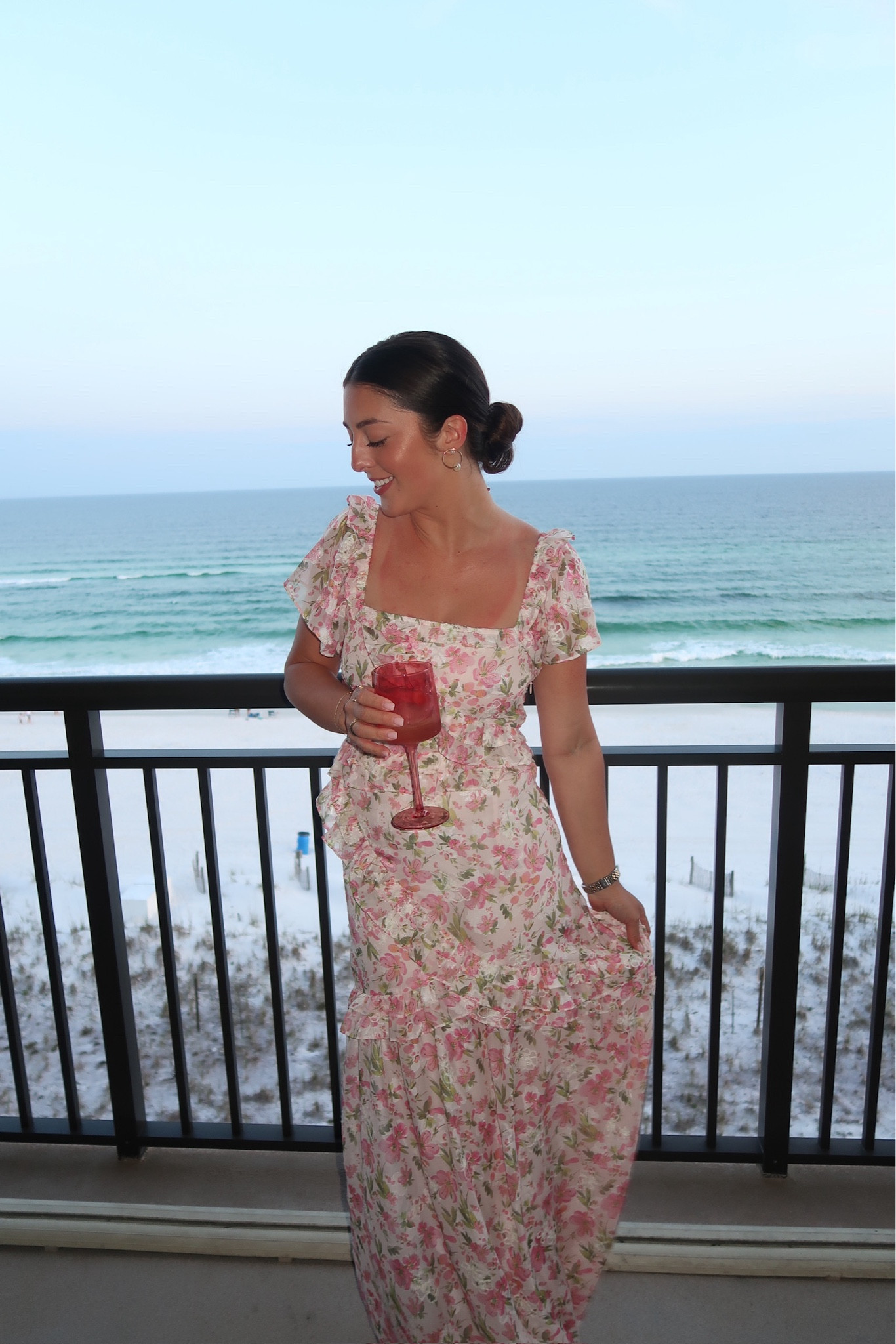 The perfect floral maxi dress from Vestique, linked below! Wearing a size small. 🩷🌸💐

