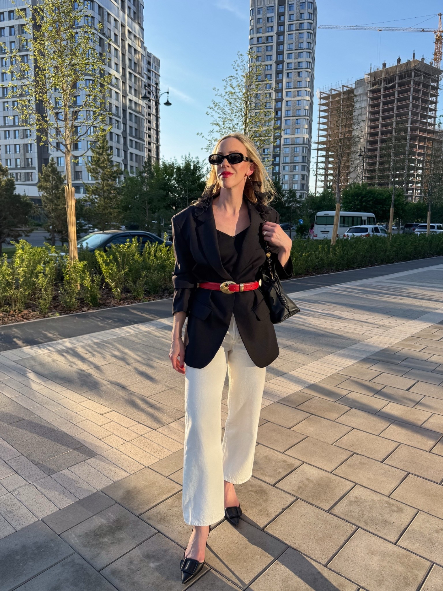 Date night outfit, over 40 early fall style, oversized blazer, @levi white baggy jeans

#LTKSeasonal #LTKOver40 #LTKSaleAlert
