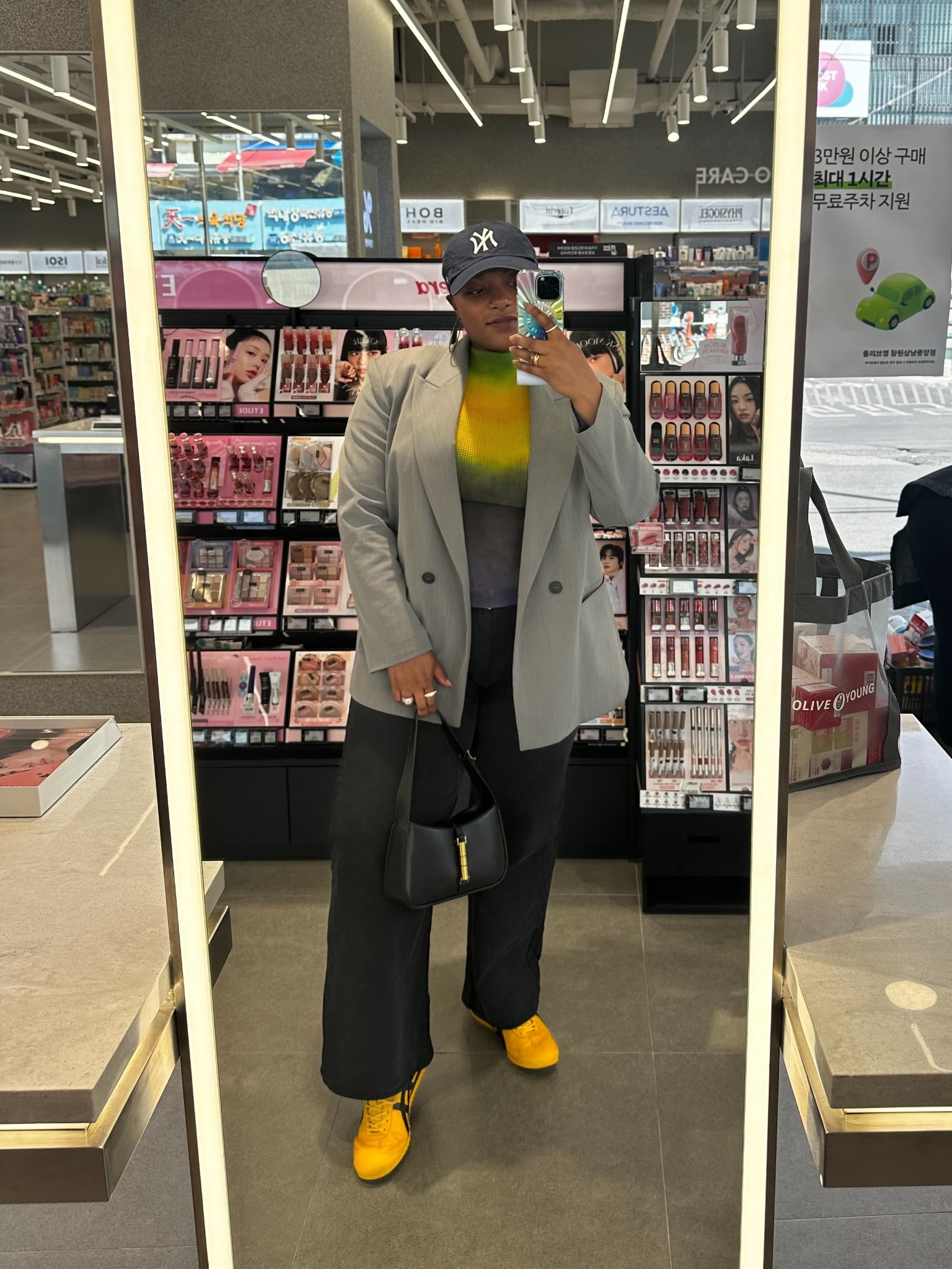 Blazer + Jeans 💛
—
I love that streetwear can be so simple but also so fun! 🤩 

#LTKMidsize #LTKSeasonal #LTKStyleTip