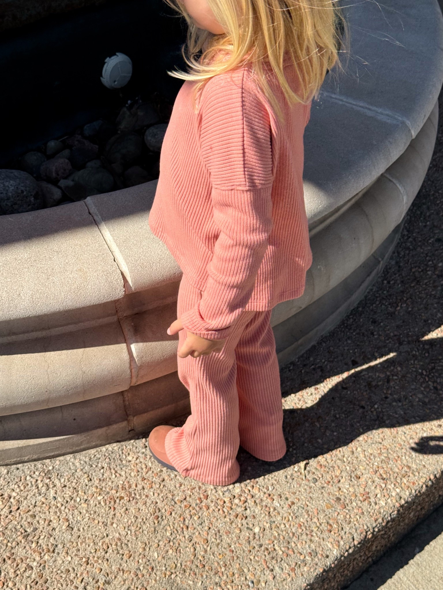 Harper’s ribbed set is so cute and perfect for fall! 🍂 Slightly thicker material to keep them warm! I sized up in her pants for a longer length 🙌 