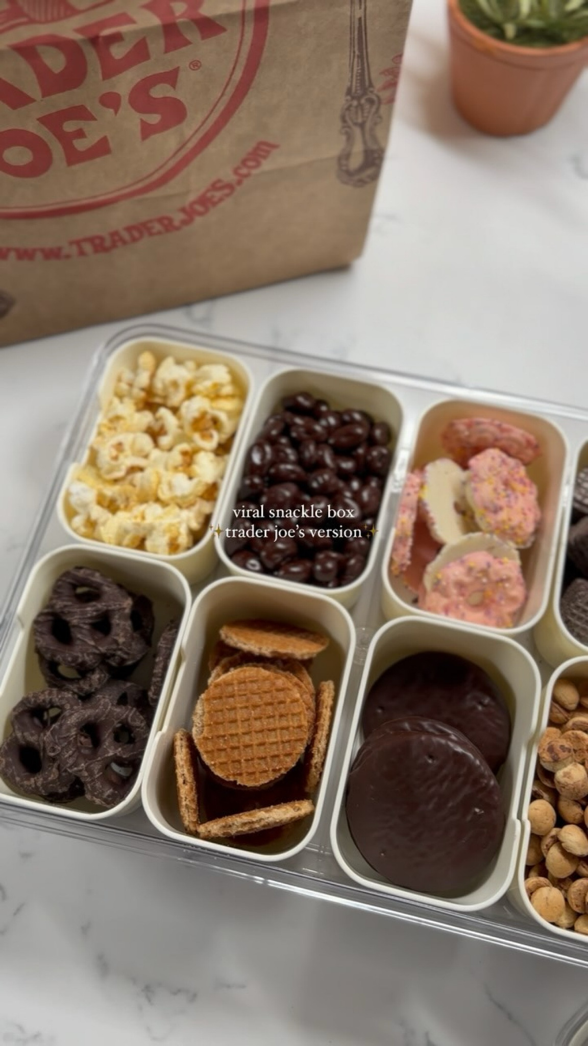 Do not regret buying this snackle box 🤭 find it on Amazon or comment “snacks” and I’ll send you the direct link 🫶🏼 

#snacklebox #amazonfinds