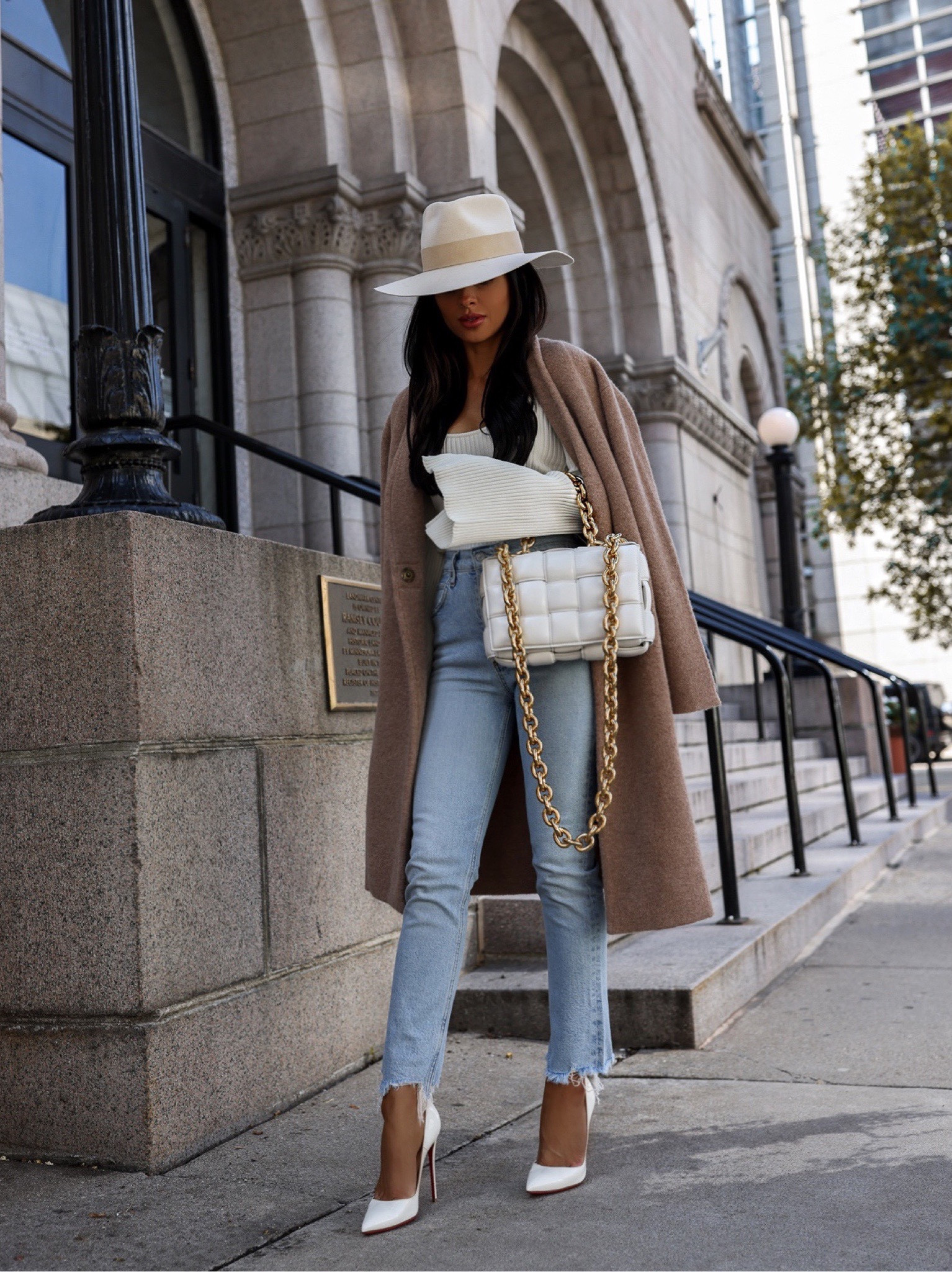 Fall outfit ideas / camel coatigan
Agolde denim wearing a 23
Anine Bing white sweater wearing an XS
Bottega Veneta the chain cassette bag



#LTKitbag #LTKSeasonal #LTKstyletip