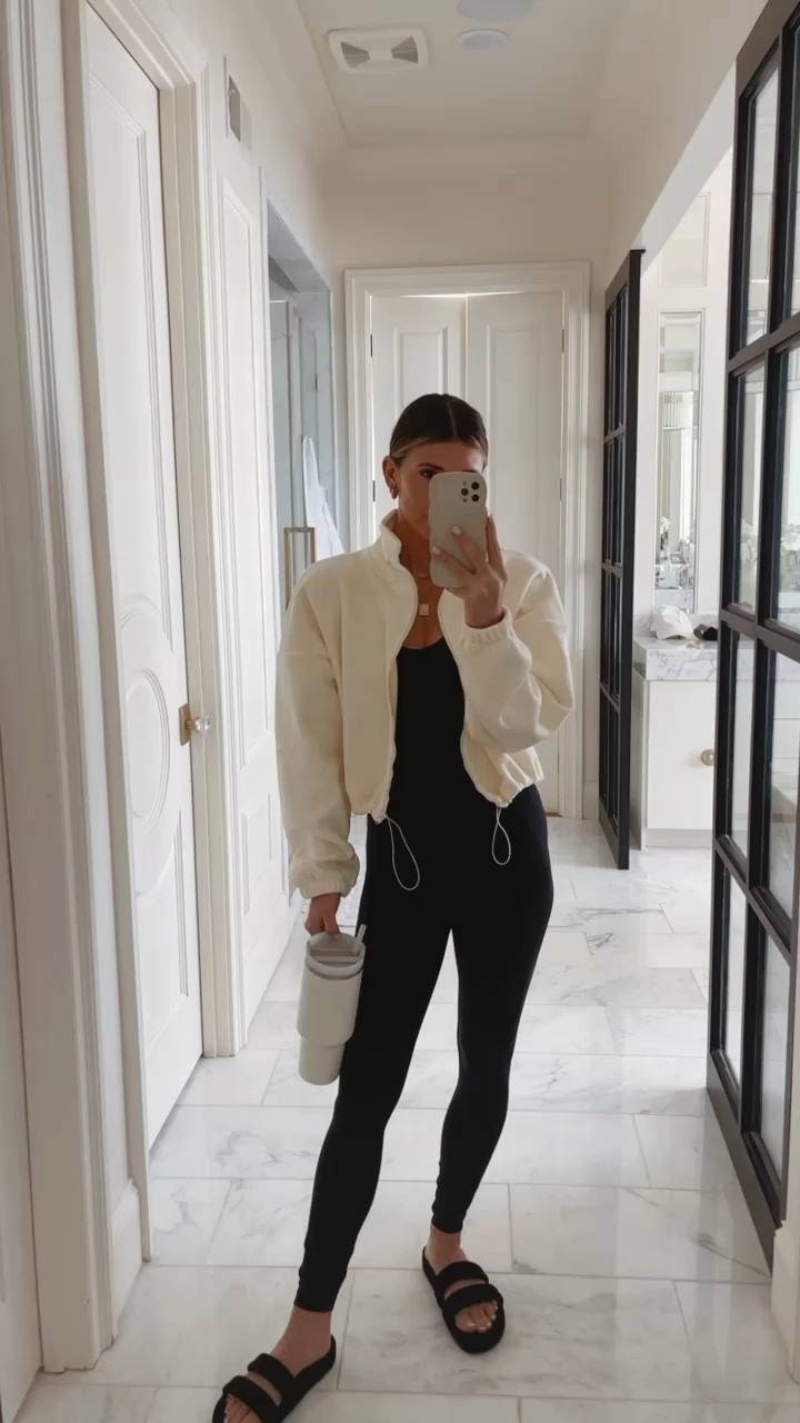 Amazon finds - this new fleece jacket is perfect for chilly spring days. I'm wearing size small in the ivory. 