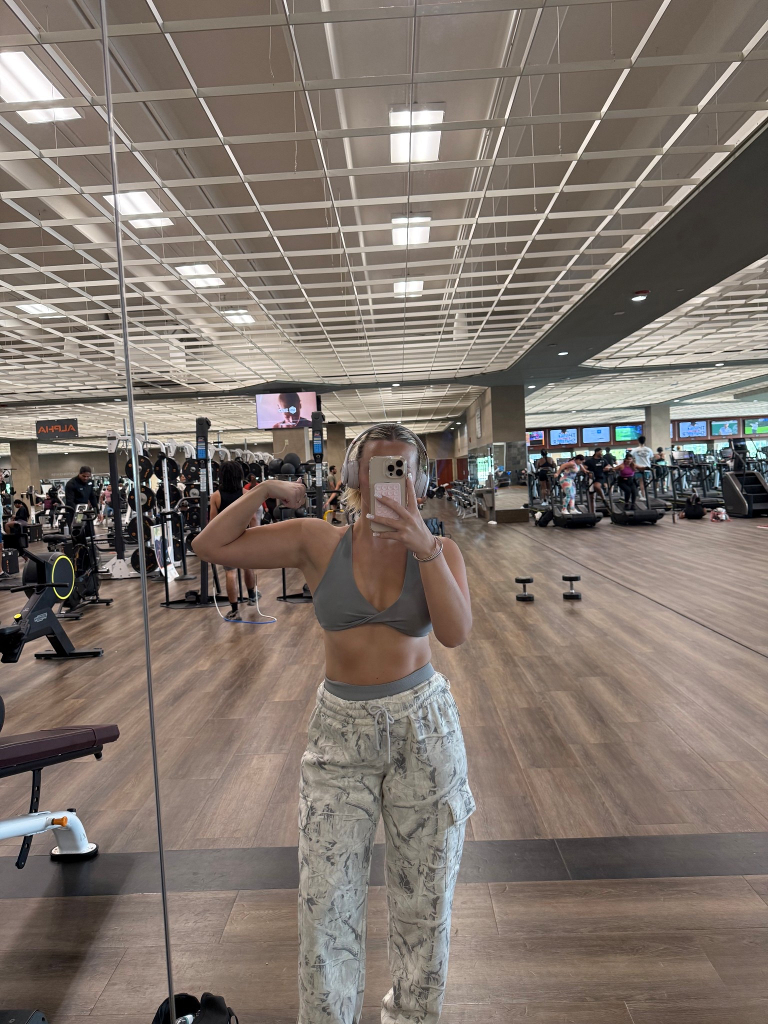 Cargo camo sweawhite

#LTKStyleTip #LTKFindsUnder50 #LTKActive