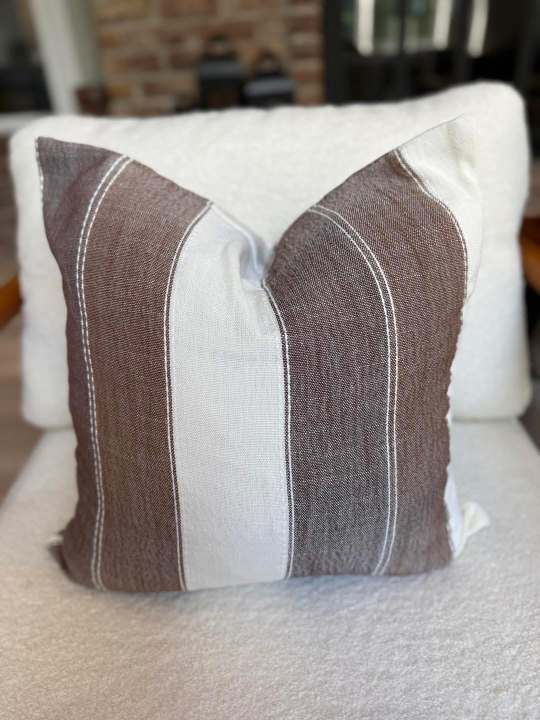 Throw pillow covers

Farmhouse throw pillow  home decor  Amazon finds 

#LTKFindsUnder50 #LTKSeasonal #LTKHome