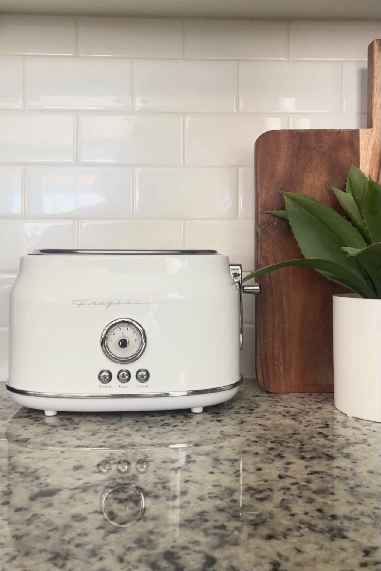 FRIGIDAIRE 2 Slice Retro Toaster - White 