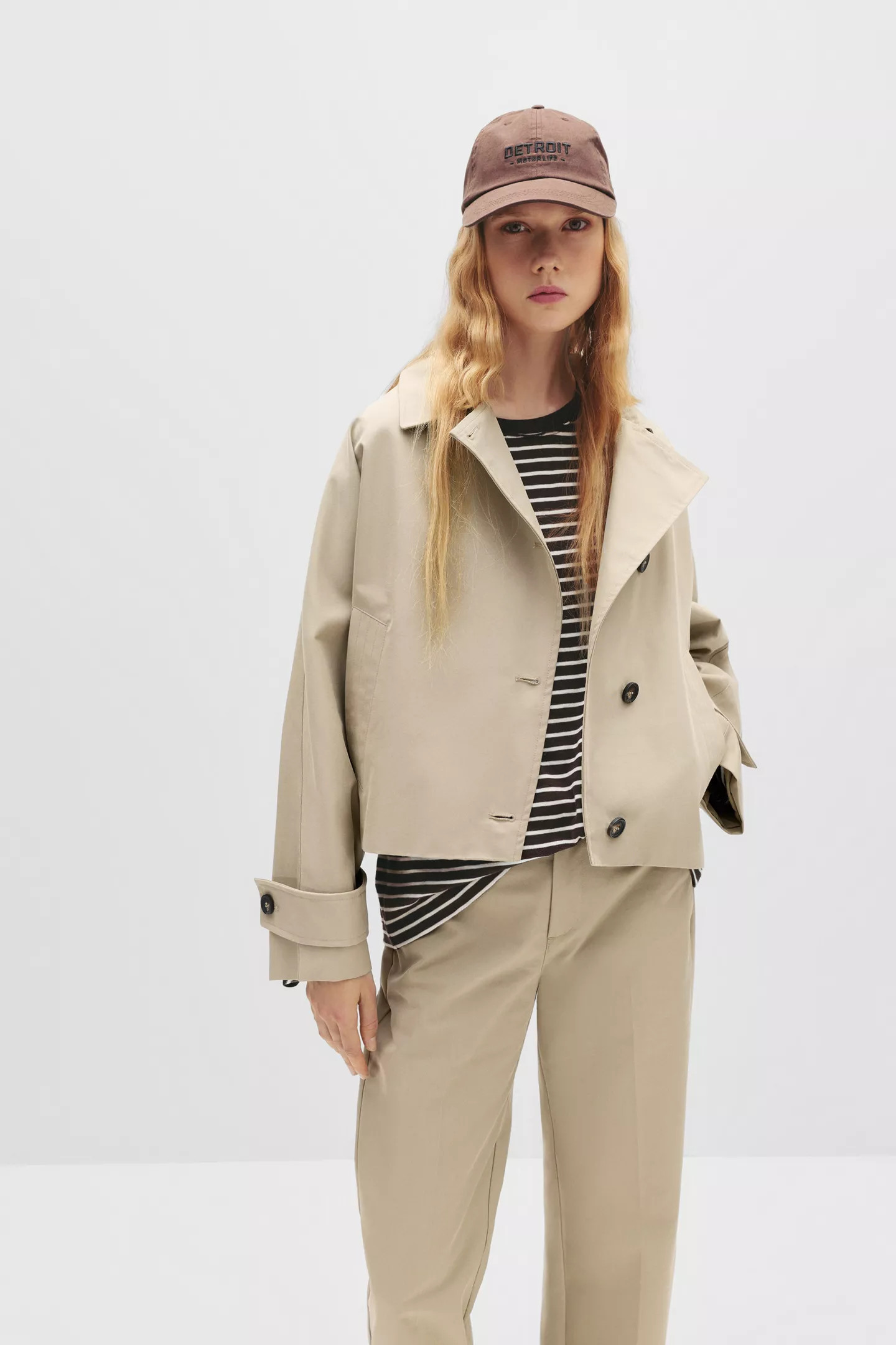 Kurzer Trenchcoat mit Puffärmeln | PULL and BEAR DE