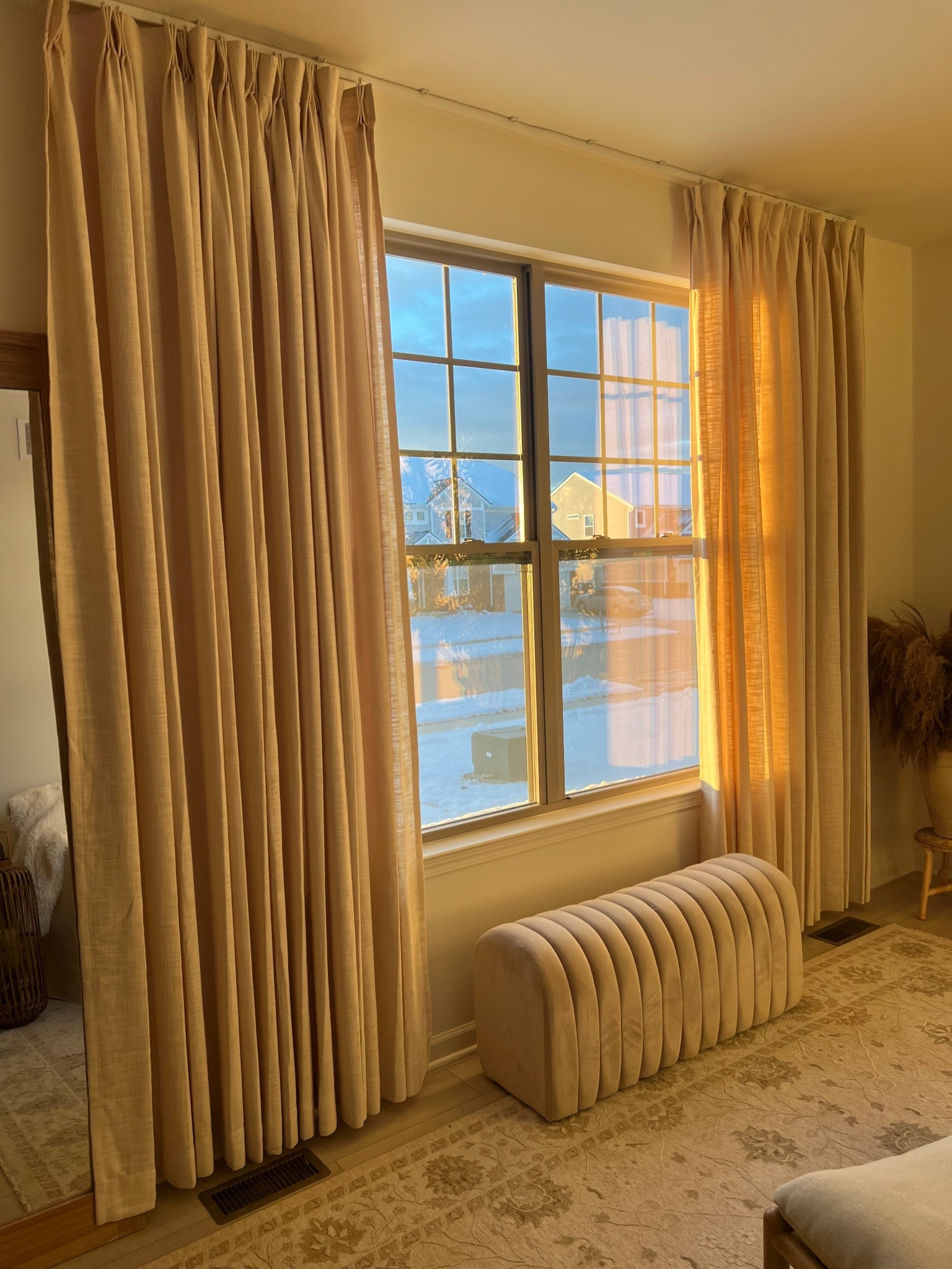 Liz Linen Drape Pleated
Sand Beige 
Triple Pleat
Memory Trained
Unlined 
