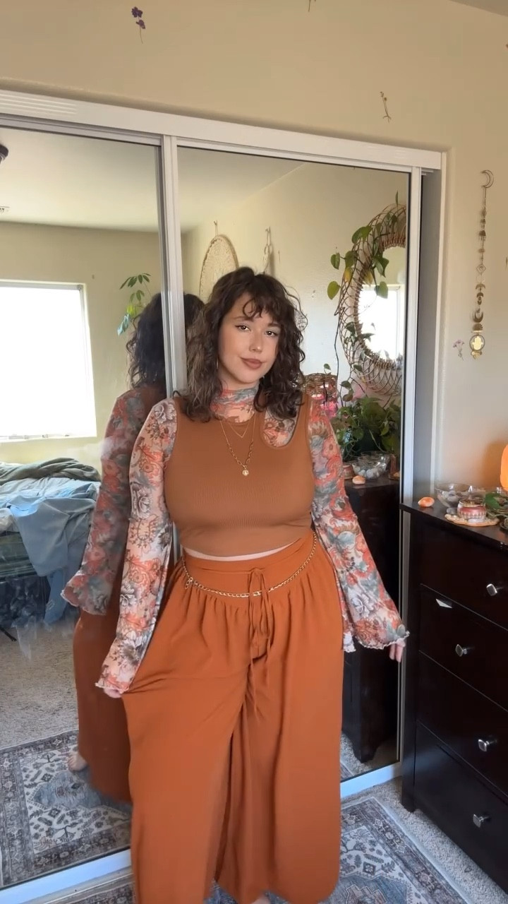 Layering with peekaboo clothes is such a game changer

My measurements : 5’6 / size 12-16 / 200lbs

Comment Links and I’ll DM the fit right to you 🧡

#clothes #style #fashion #fashionblog #styletips #boho #hippie #midsize #curvy #loveyourself #plussize #hopecore #yourebeautiful #lovinglife #dressforyou #femalegaze #confidence #wardrobe #peekaboo #layeringclothing
