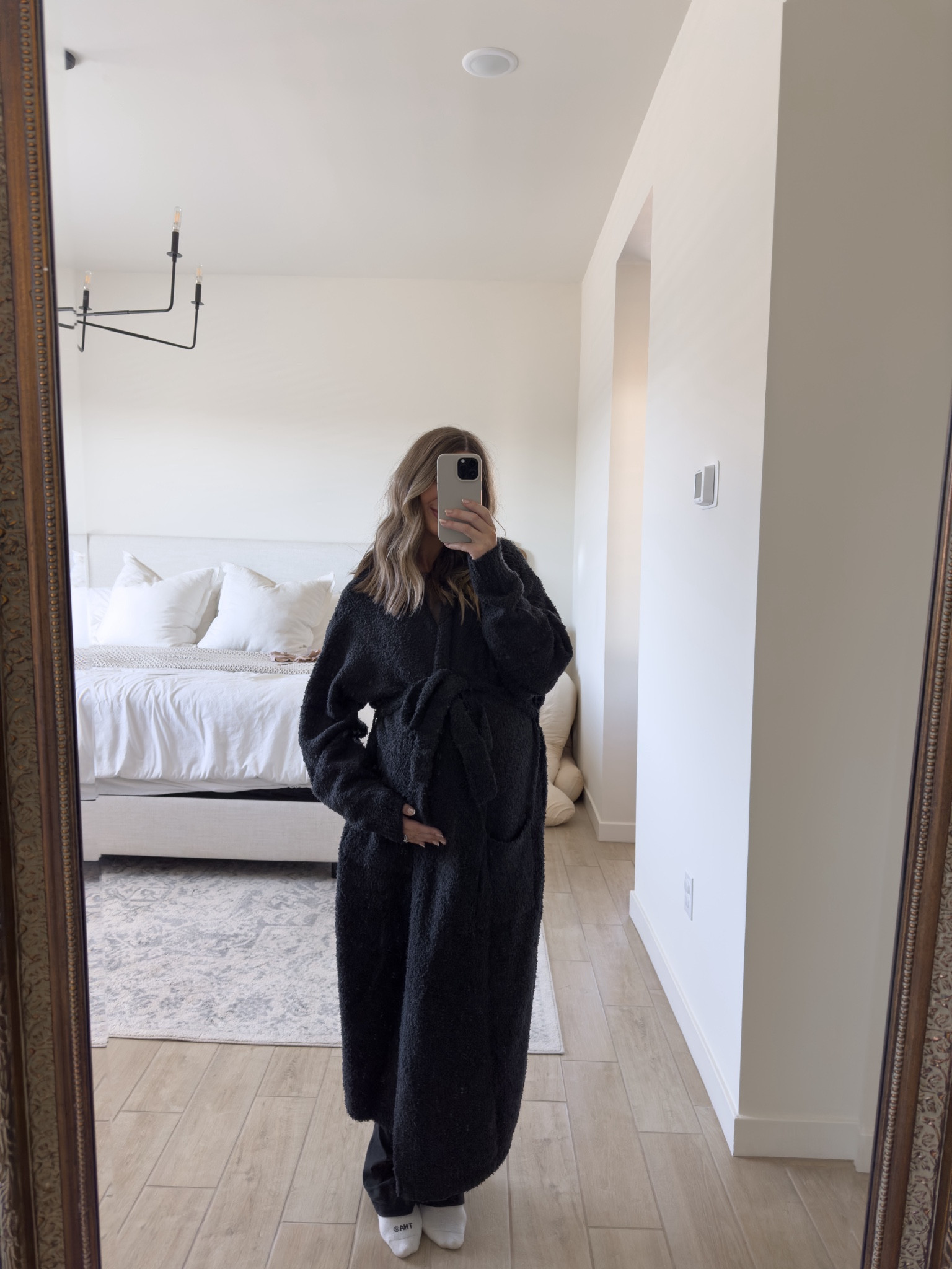 Robe I’m keeping!!! Super similar to barefoot dreams but love the black it’s so soft I was in need of a new one! Size small 