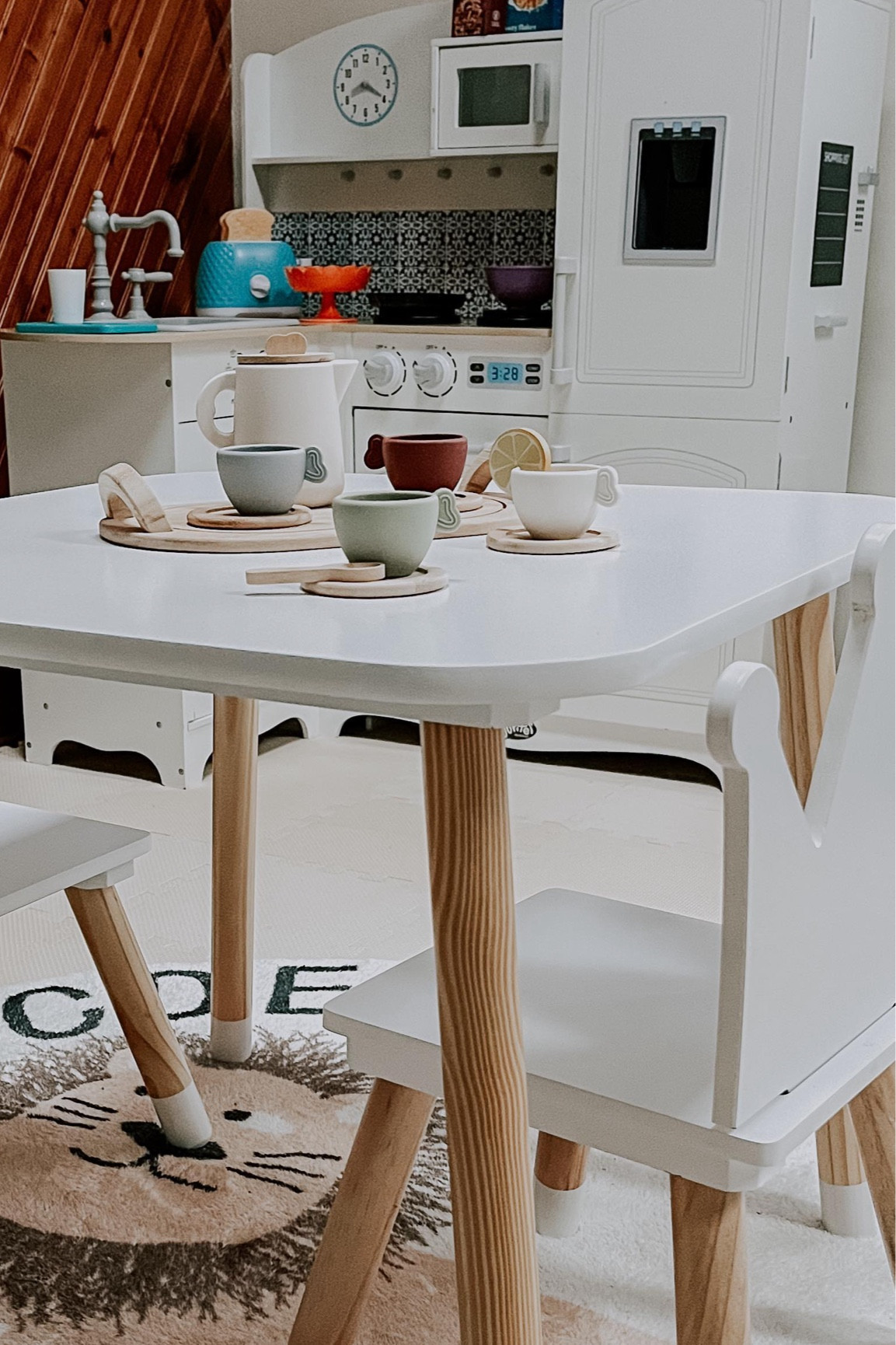 Someone graduated to her first Big Girl table! 🎉😍