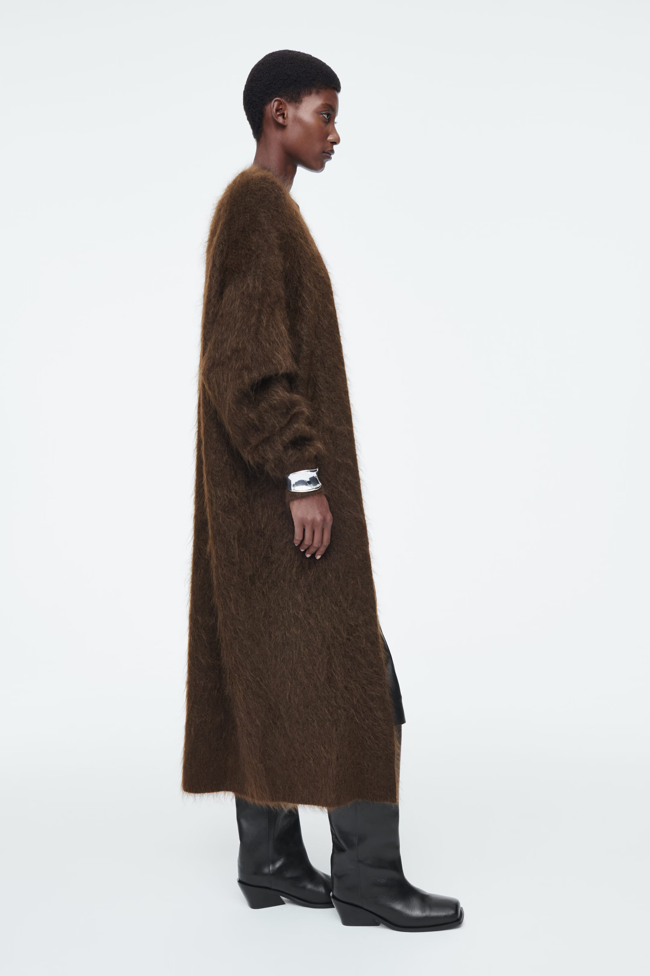 LANGE STRUKTURIERTE STRICKJACKE AUS MOHAIR-MIX - DUNKELBRAUN | COS (EU)