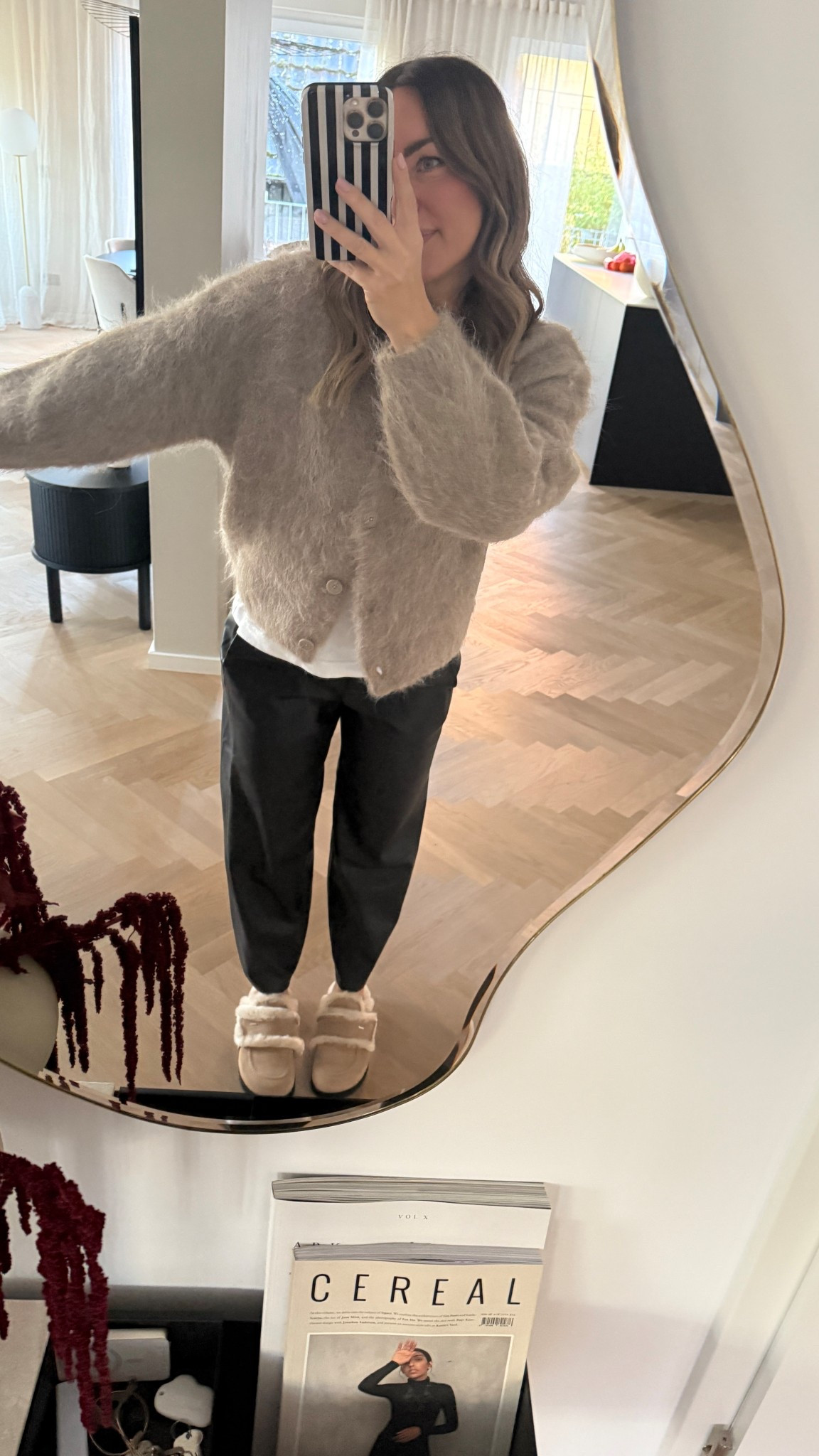 Die Opus Hose trage ich in 36, Someday Cardigan in 38. Schuhe fallen eine halbe Nummer kleiner aus.