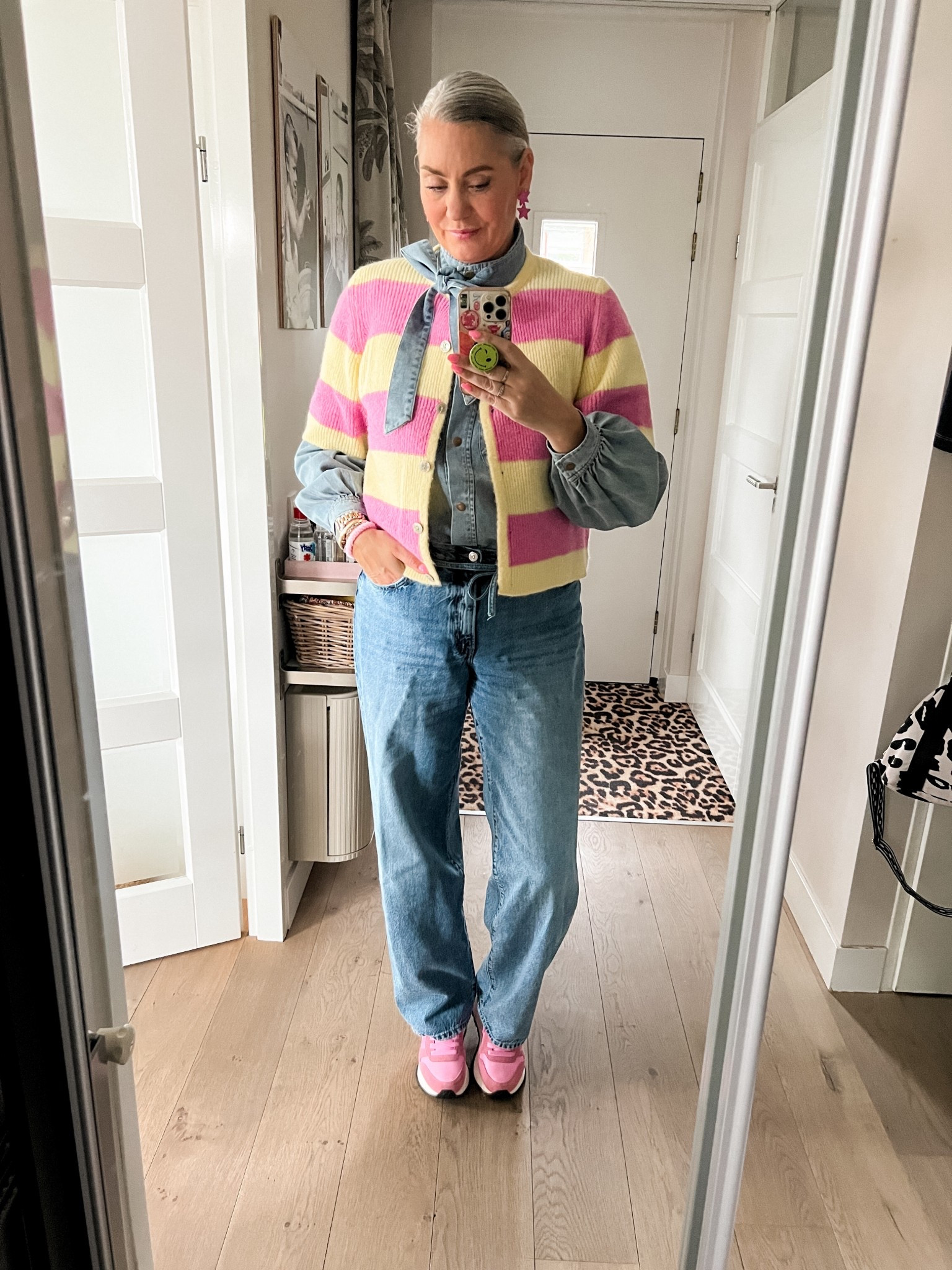 OOTD - Donderdag. Al helemaal in Paas sferen met dit leuke geel met roze vestje (lokale boutique) over een spijkerblouse met strik kraag (Norah, tts). Een lichte barrel leg jeans (32/26), roze Sun68 sneakers en een gele oversized scrunchie. 



#LTKeurope #LTKmidsize #LTKnederlands