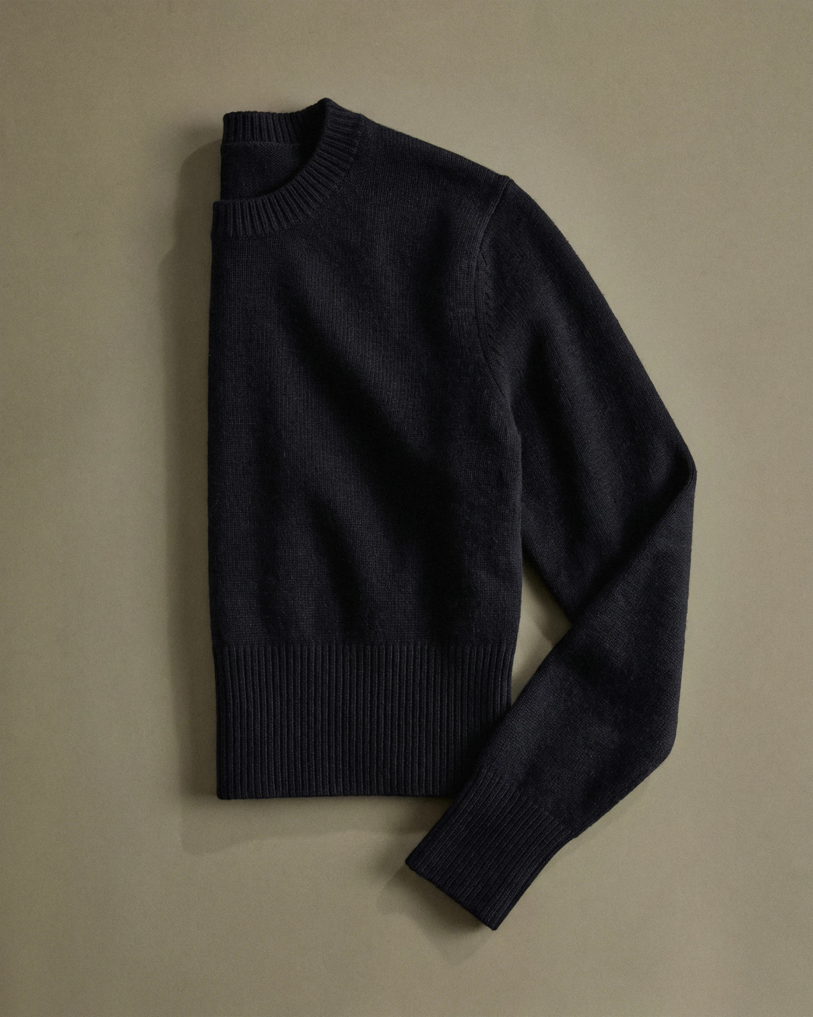 Quince | Women's Mongolian Cashmere Shrunken Crewneck Sweater in Black, Size Medium | Quince