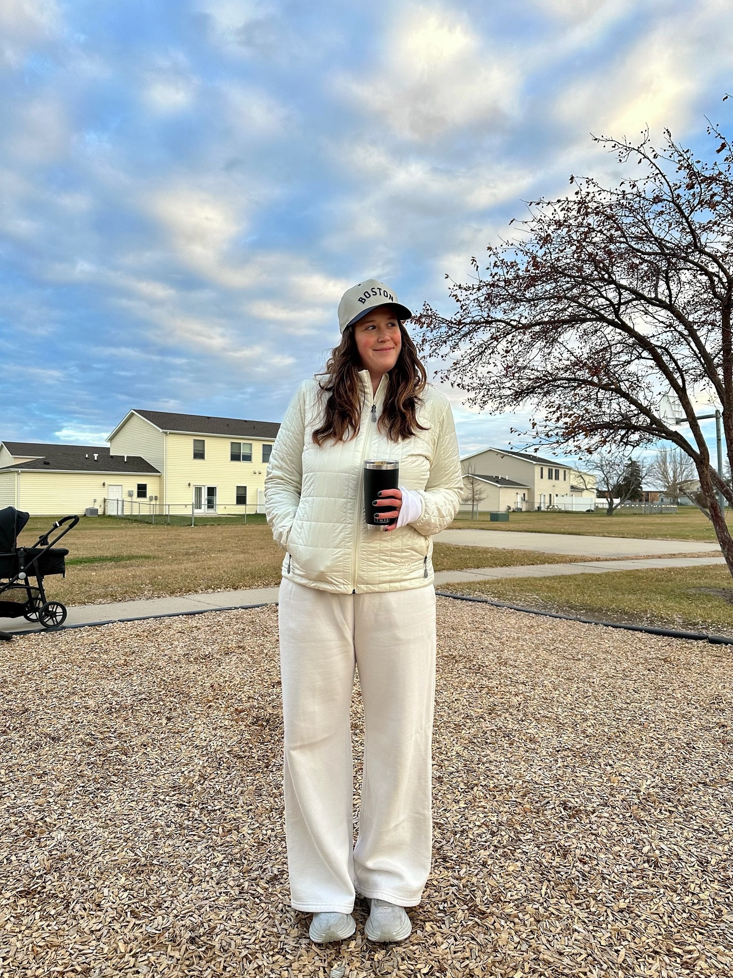 winter whites ❄️ 

#winter #stio #lettheoutsidein #winteroutfit #momstyle #momfashion #abercrombie #momsatthepark