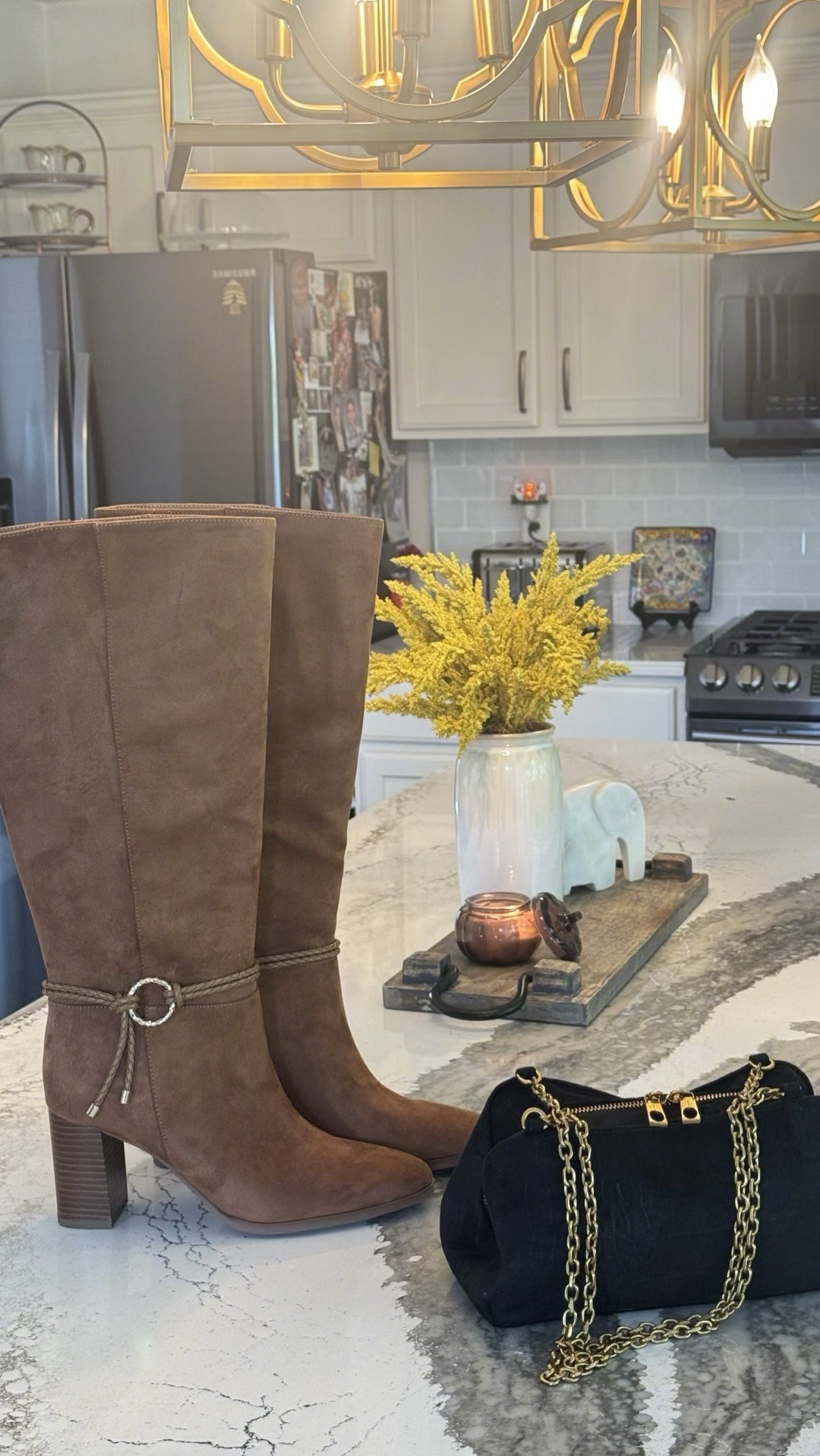 Walmart is absolutely killing it this season! These accessories can take a dull out fit and elevate it instantly! I love the mix of black and rich cognac. The gold hardware adds that luxurious touch! Grab these now and use them all fall and winter! 🤎🖤🤎🖤🤎🖤🤎
#falloutfit #over50fashion #affordablefashion #walmartstyle
