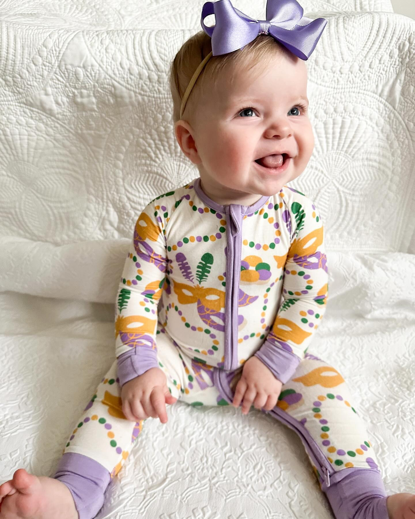 Addison’s #ootd • Happy Twelfth Night! The official kickoff to Mardi Gras and king cake season is today and we want to know who makes your favorite king cake?

Celebrating in our @shopsouthernslumber from @the_little_farmer_boutique and reading a book written by our own family, @author_melissathibault 💛💚💜