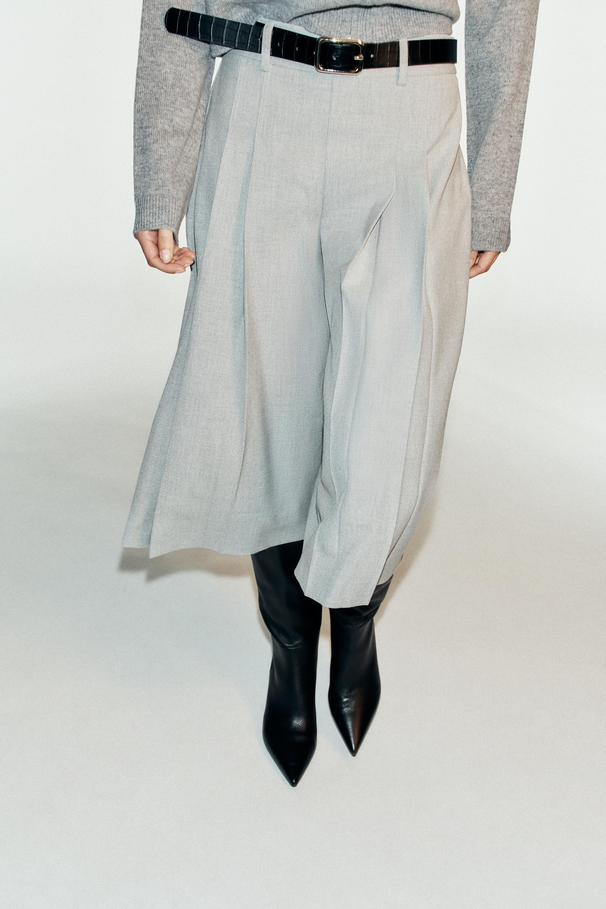 Gr\u00f6\u00dfe des Models: 178 cmHigh-Waist-Bermudashorts mit G\u00fcrtel und Vorderfalten. Weit... | Zara DE