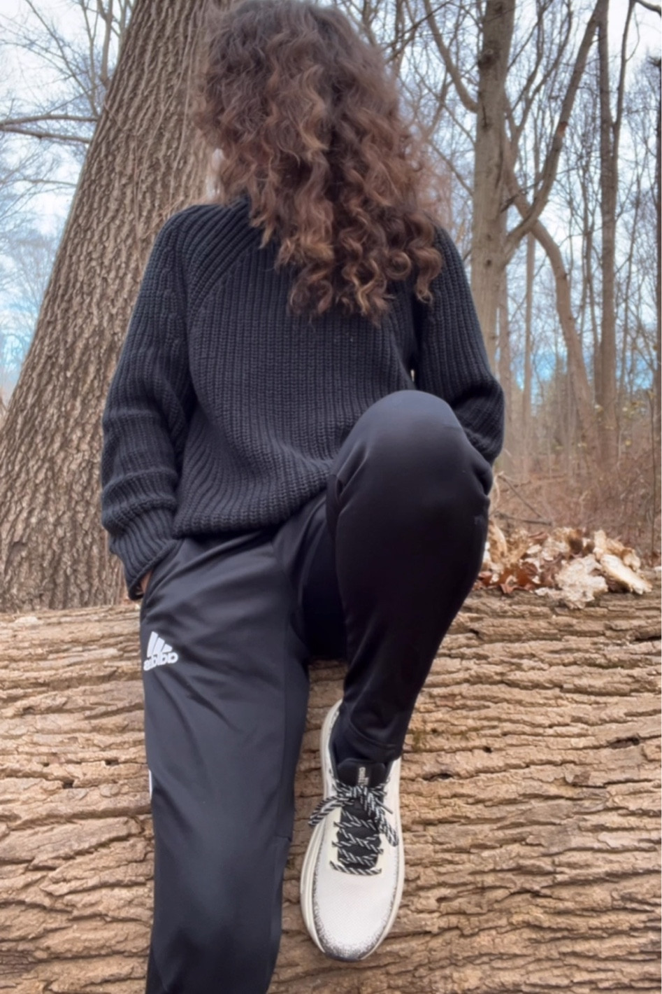 New pair of @brooksrunning shoes. These are the Ghost Max 2 sneakers 👟 They run small so go up a size. I usually get a half size up in sneakers, but went up a full size in these shoes. 
Running shoes 
Running sneakers 
Brooks running 
Running gear 
Womens sneakers 
Womens shoes 
Ghost max sneakers 


#LTKShoeCrush #LTKStyleTip #LTKActive