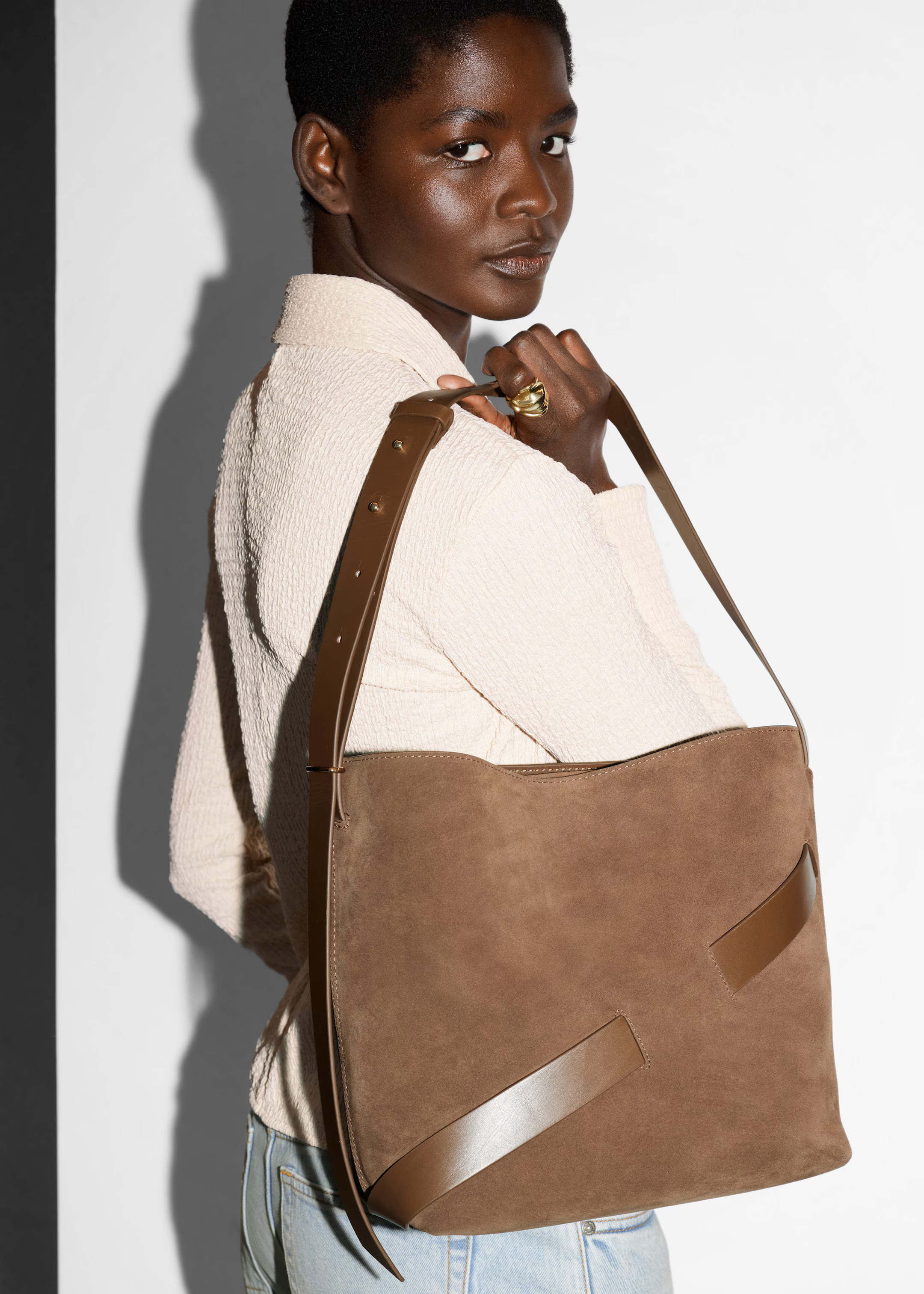 Beuteltasche aus Veloursleder - Braunes Veloursleder - & Other Stories DE | & Other Stories EU