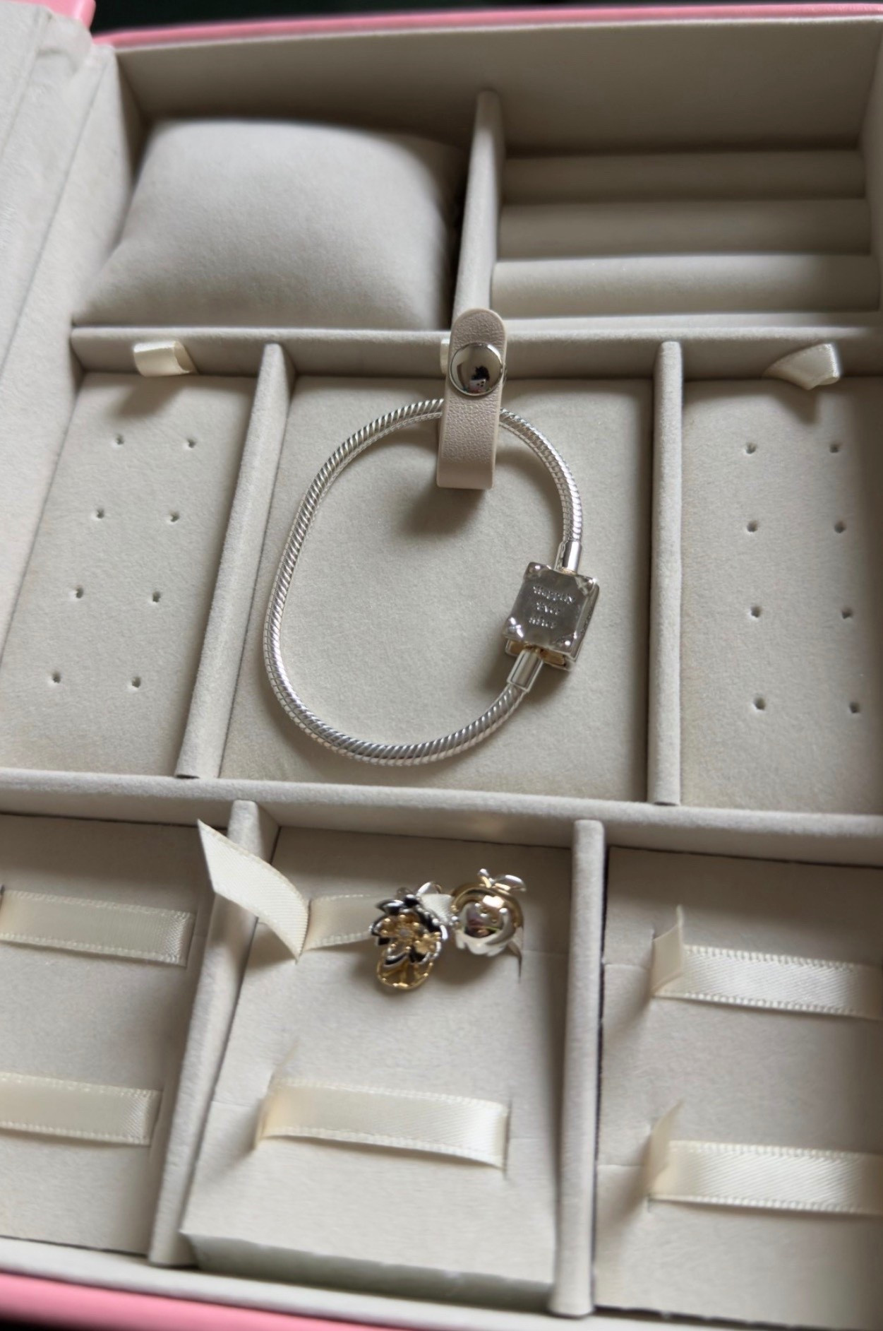 I swear organizing my jewelry makes me feel like I have my life together 🤍✨

#jewelryorganizer #jewelrylover #everydayjewelry

#LTKSeasonal #LTKdayinmylife #LTKBeauty