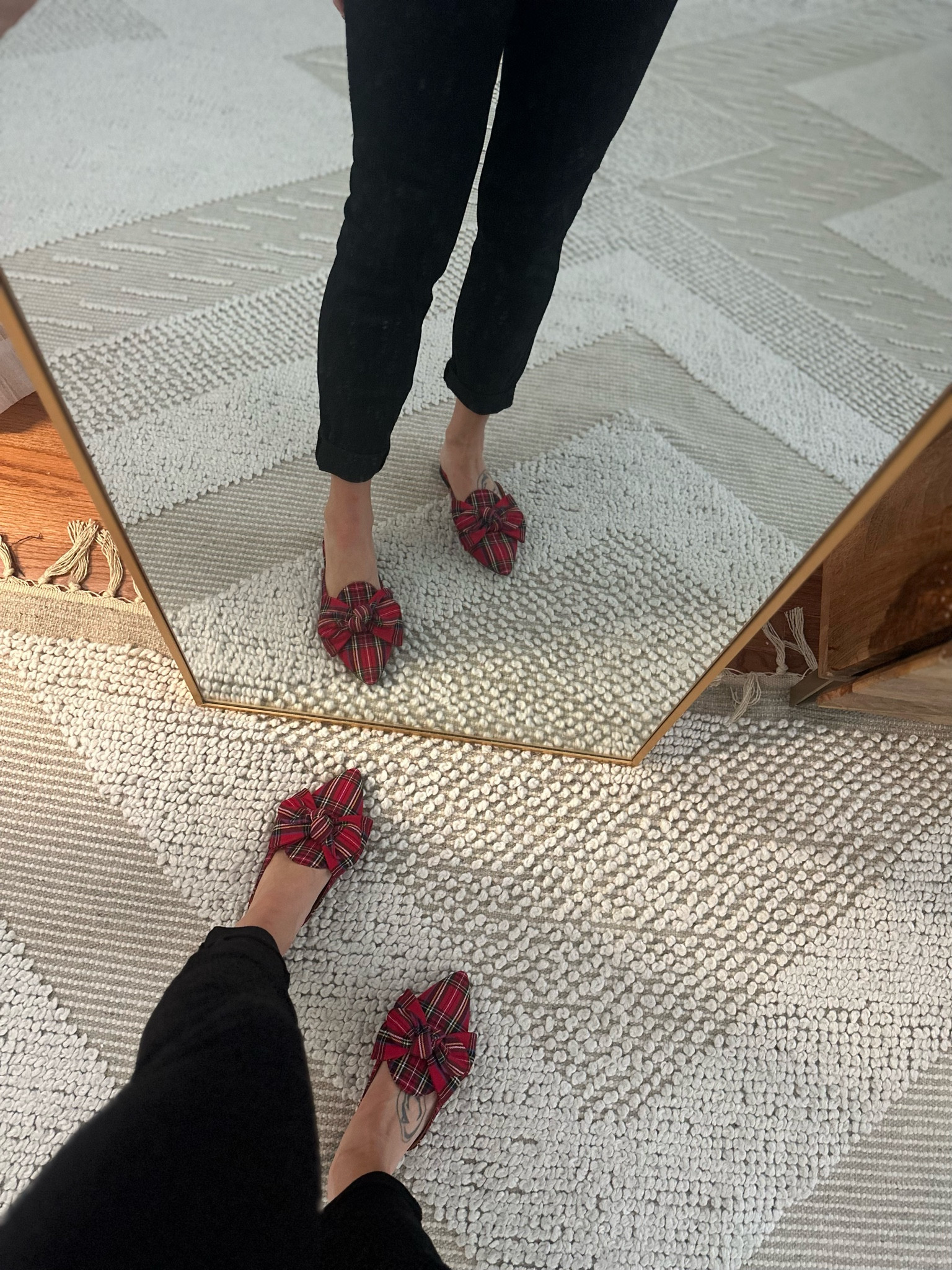 I cannot get over these cute tartan plaid slides for the holidays!!

#LTKSeasonal #LTKfindsunder100 #LTKHoliday