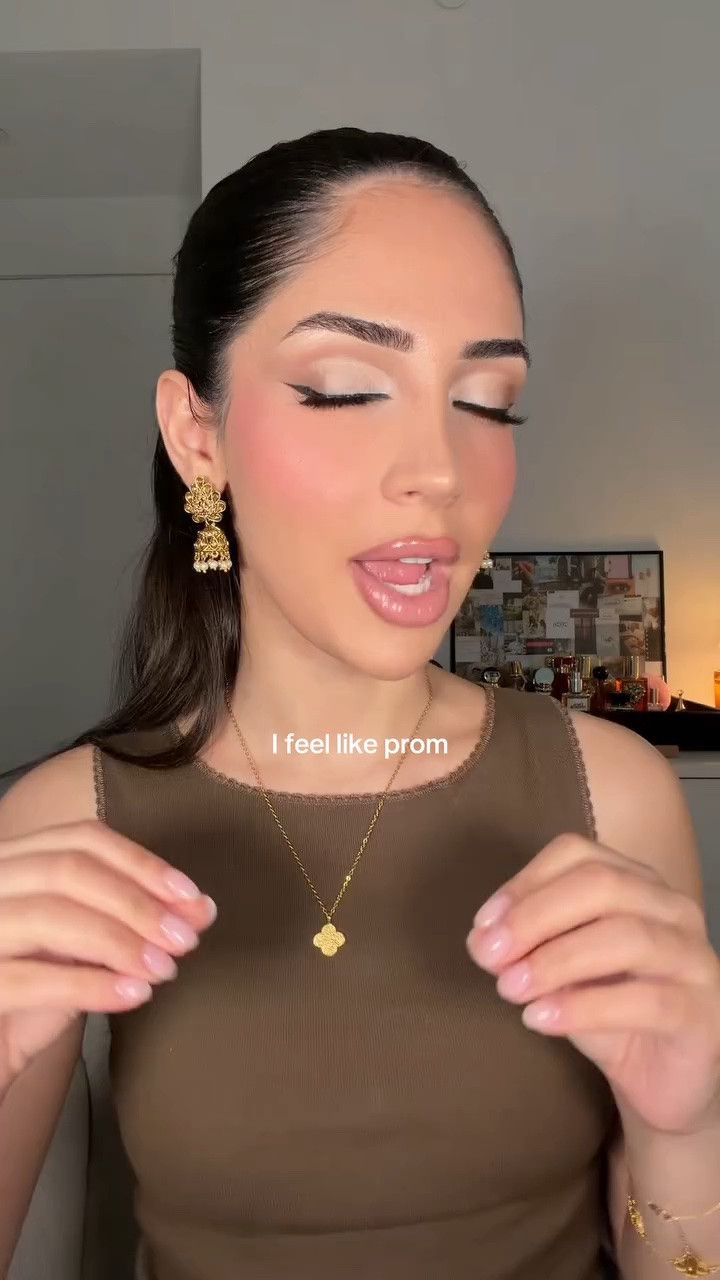 If you need a quick prom or grad makeup look, here’s an easy tutorial 

@lorealparis @maybelline @makeuprevolution @sheglam_official @elfcosmetics @onesize @colourpopcosmetics