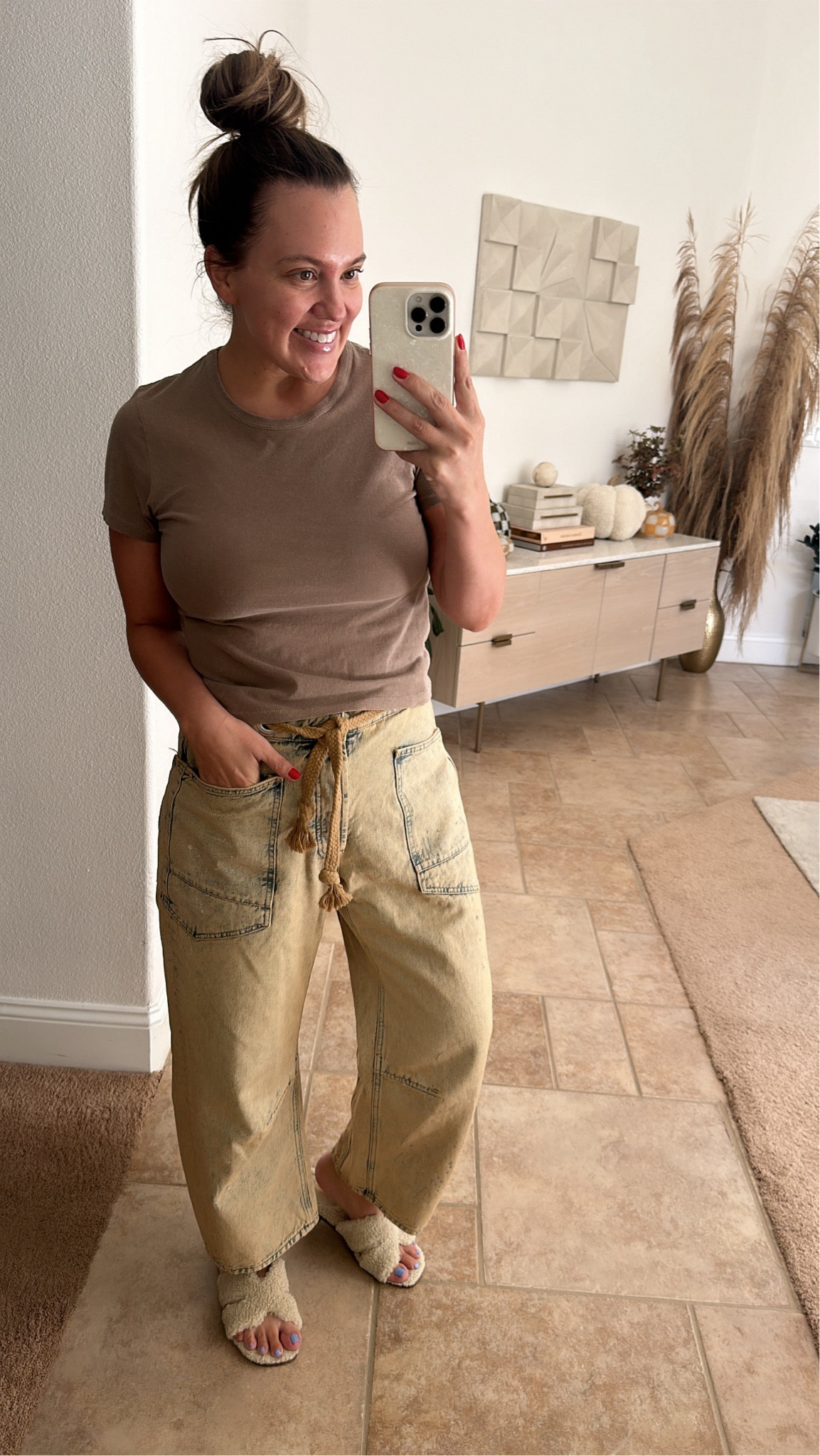 Casual outfit of the day! transitional fall outfit. free people jeans. size large in tee & 28 in the jeans. they run big! size down one or even two sizes 