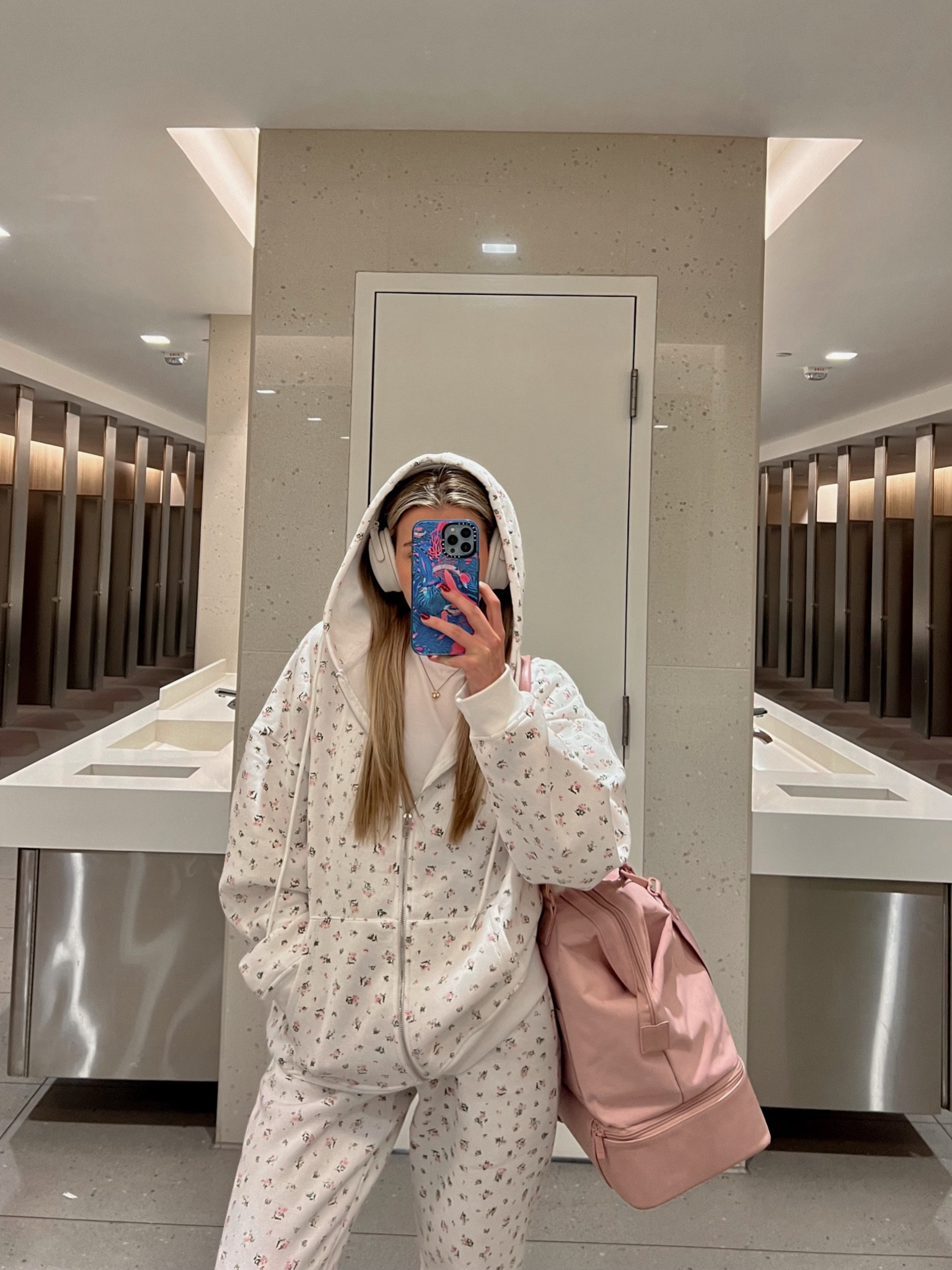 airport ootd comfortable sweat set 🎀🎀  oversized fit I got a size small for reference.

#LTKTravel #LTKFindsUnder50 #LTKHoliday