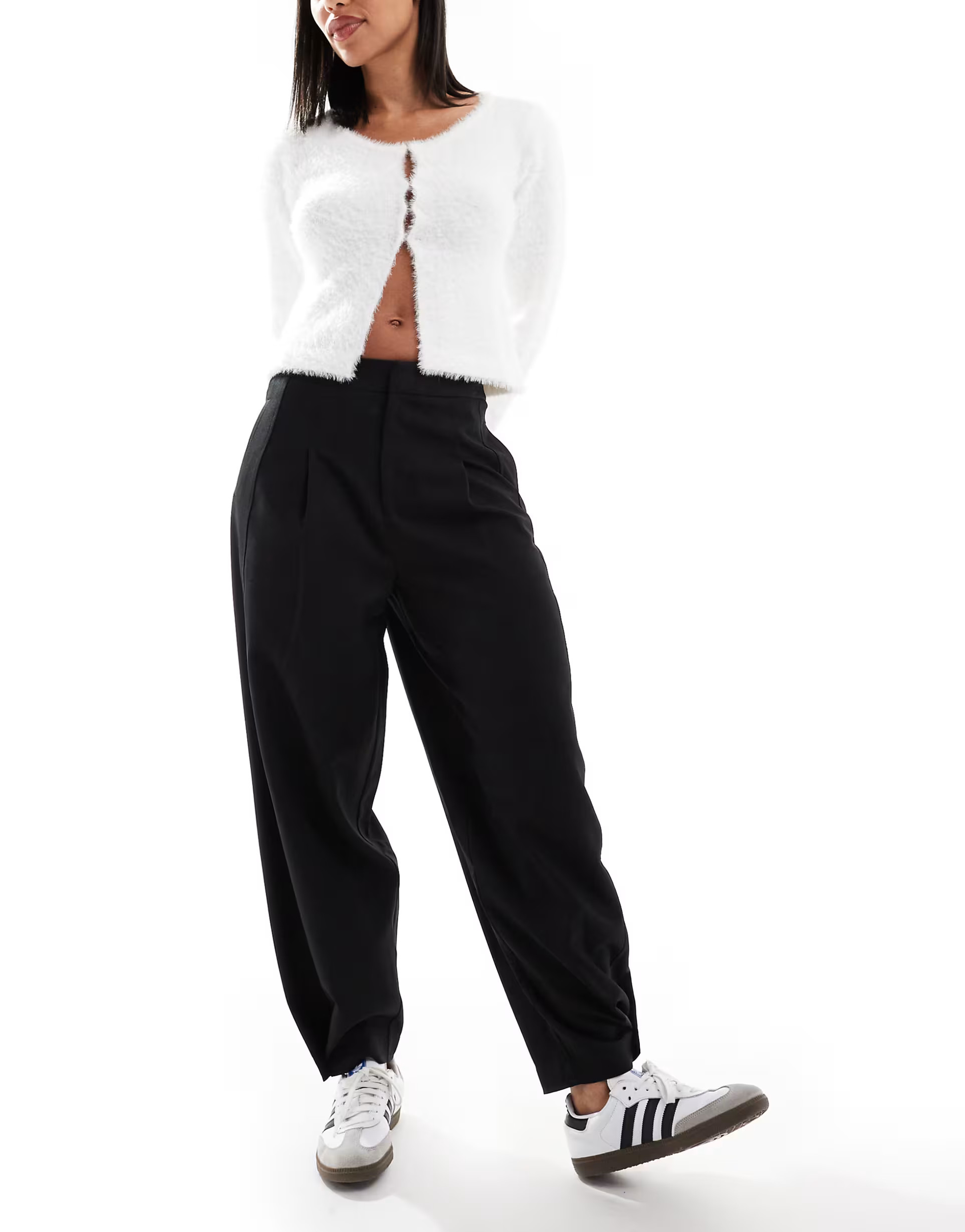 ASOS DESIGN – Elegante Barrel-Leg-Hose in Schwarz mit Knopf am Saum | ASOS (Global)