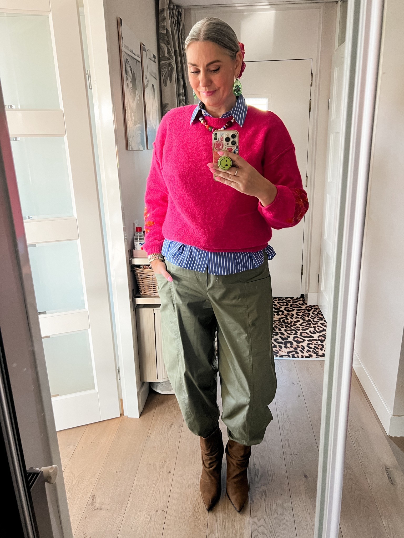 OOTD - Donderdag. Felroze trui (MS Mode), blauw gestreepte overhemdblouse (L), kaki barrel leg broek (38) en bruin suède laarsjes. 



#LTKOver40 #LTKTall #LTKootd