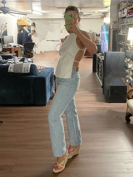 This shirt is 35 dollars from zara and my ass in these Levi’s is chefs kiss ! Need I say more ?

#levijeans #zara #zarastyle #ootn #ootd #jeans

#LTKstyletip #LTKFind #LTKunder100