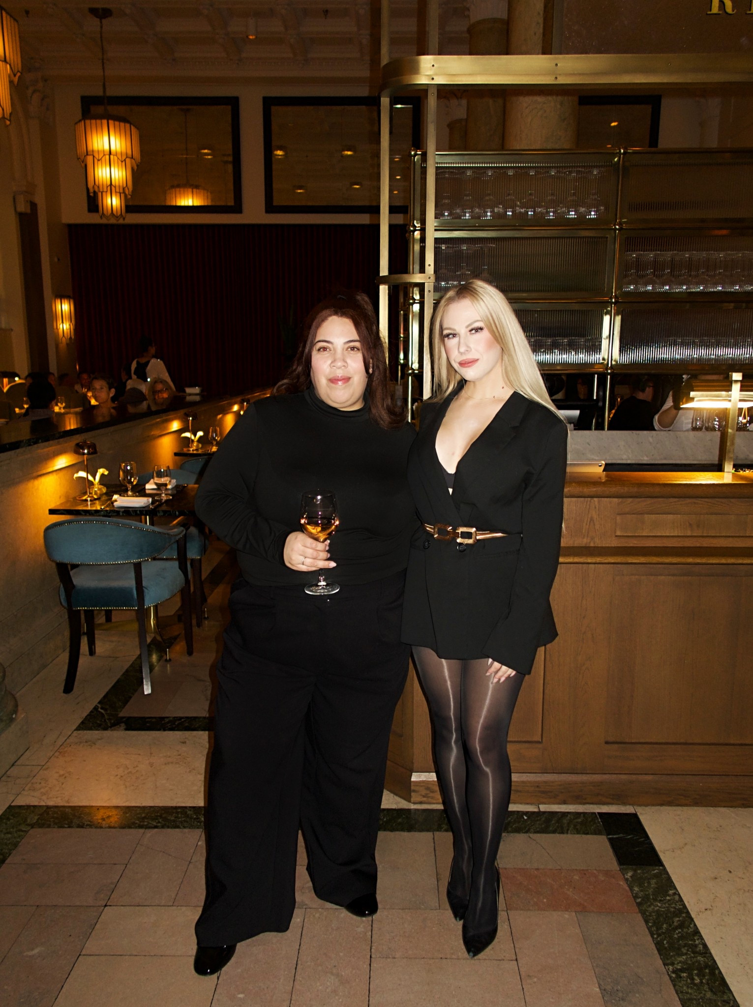 Blazer outfit with shiny gold belt 