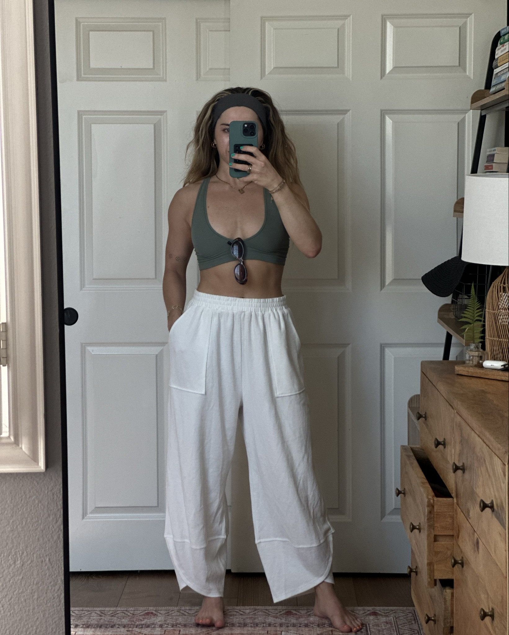 The comfiest, casual loungy pants! Wearing a Medium ❤️ perfect for a day of errands or to throw in after an afternoon shower! 